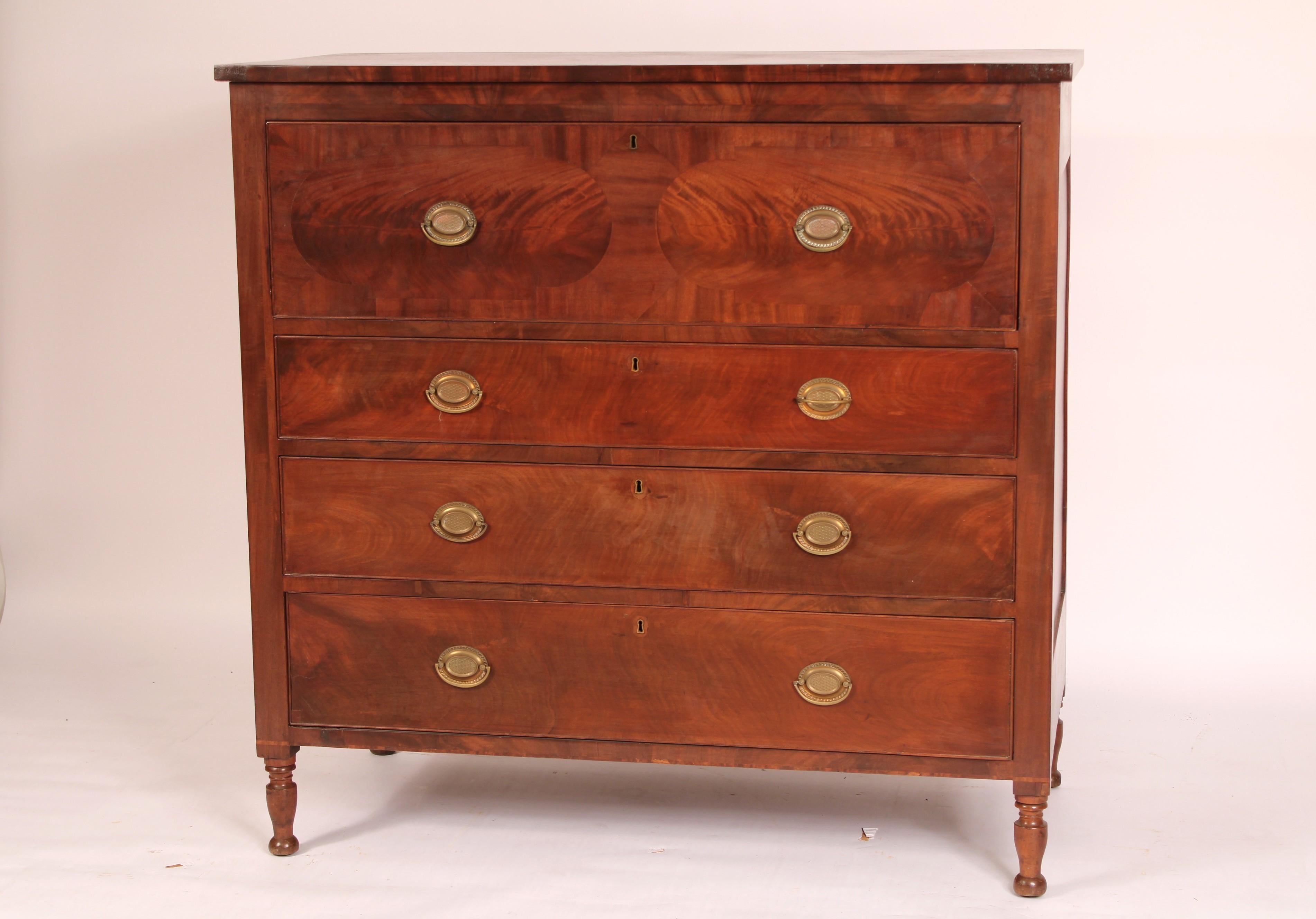 Commode en acajou de style régence anglaise ou fédéral américain, 19e siècle. Avec un plateau rectangulaire à trois planches, un grand tiroir de bureau coulissant avec une surface d'écriture en feutre et un tiroir central de prospection flanqué de