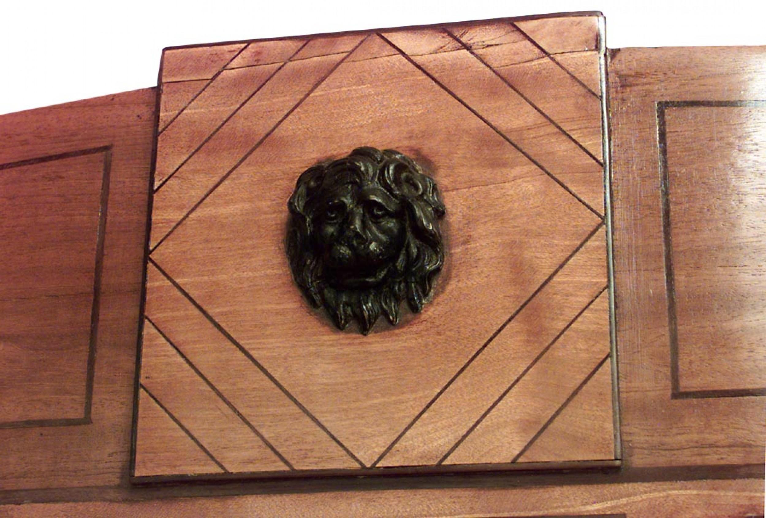 Britannico English Regency Mahogany Chest with Inlaid Pediment Top in vendita