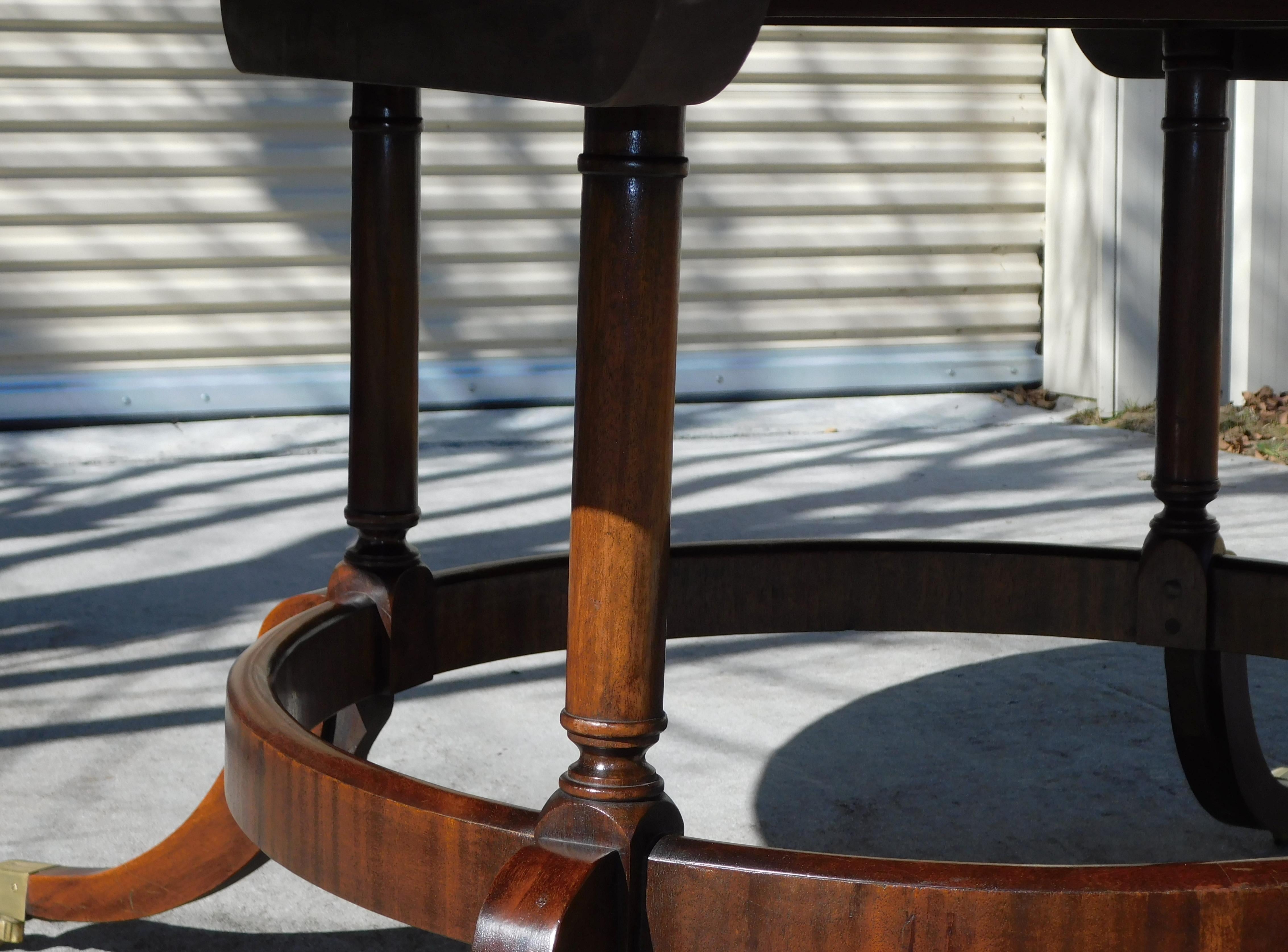 English Regency Mahogany Circular Dining Table with Splayed Legs on Casters 1850 In Excellent Condition For Sale In Hollywood, SC