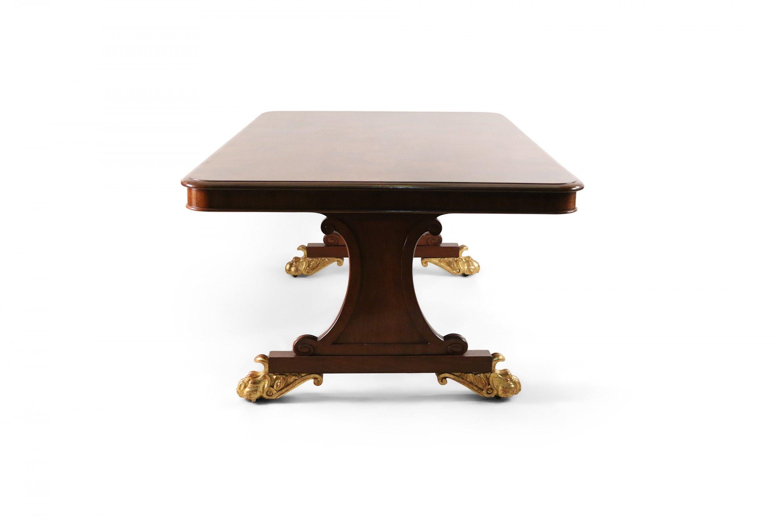 XVIIIe siècle et antérieur Table de salle à manger Regency anglaise en acajou à pieds griffes en vente