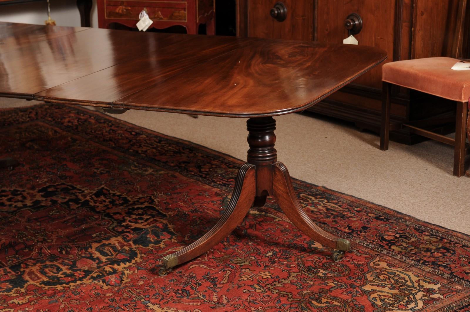 English Regency Mahogany Double Pedestal Extending Dining Table with 2 Leaves In Good Condition For Sale In Atlanta, GA