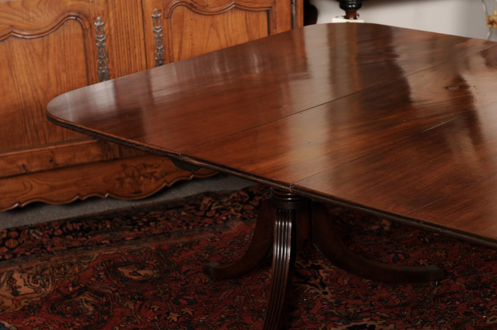 19th Century English Regency Mahogany Double Pedestal Extending Dining Table with 2 Leaves For Sale