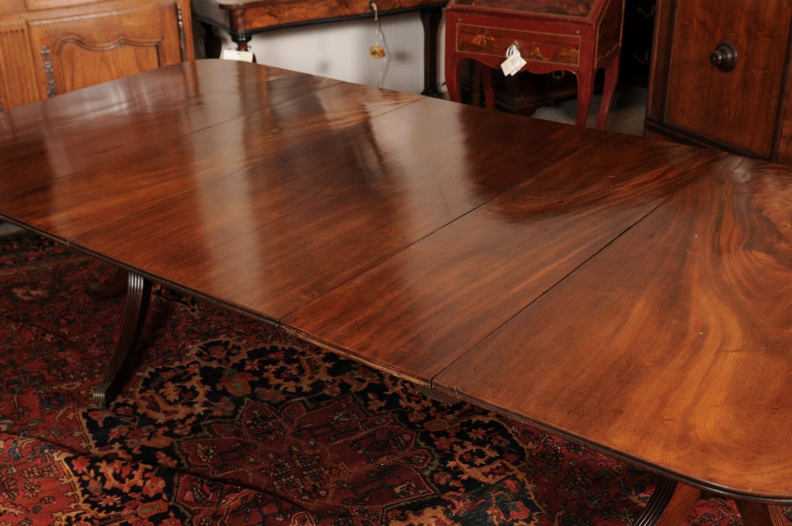 English Regency Mahogany Double Pedestal Extending Dining Table with 2 Leaves For Sale 1