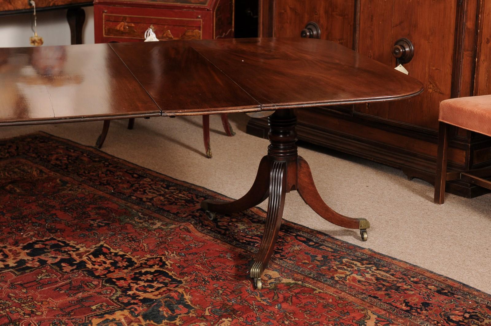 XIXe siècle Table de salle à manger anglaise de style Régence à double piédestal et rallonge en acajou avec 2 rallonges en vente