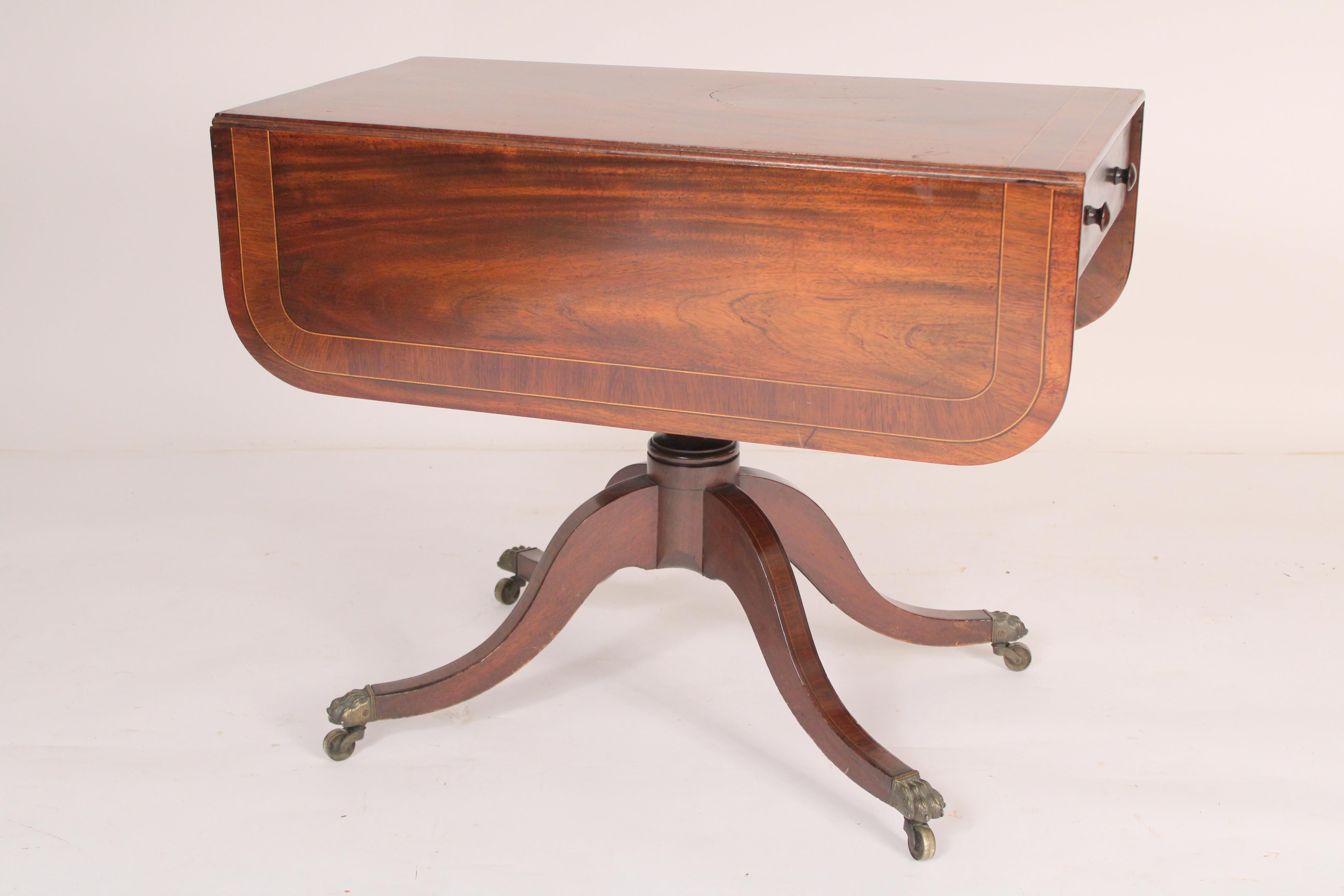 English Regency Mahogany Drop Leaf Occasional Table In Good Condition For Sale In Laguna Beach, CA