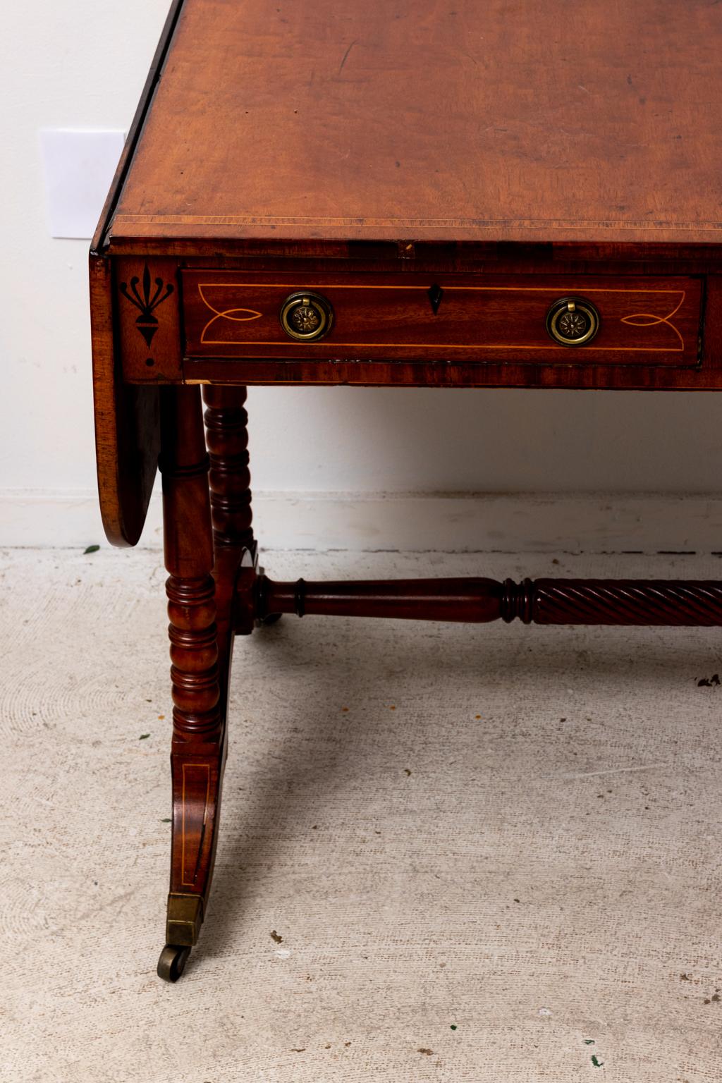 English Regency Mahogany Drop Leaf Table In Good Condition For Sale In Stamford, CT