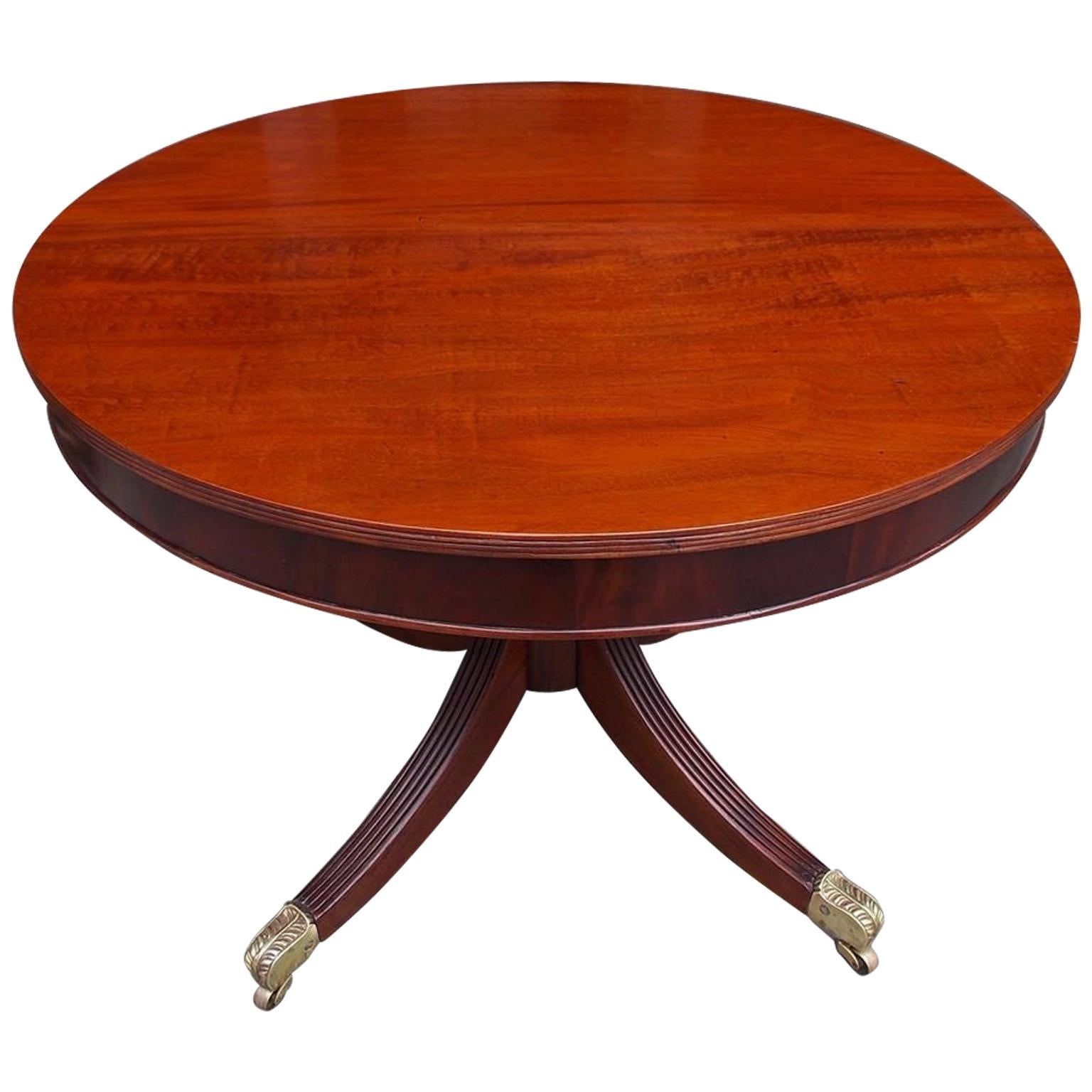 Table à tambour en acajou de style Régence anglaise avec roulettes originales en laiton à acanthe, vers 1815