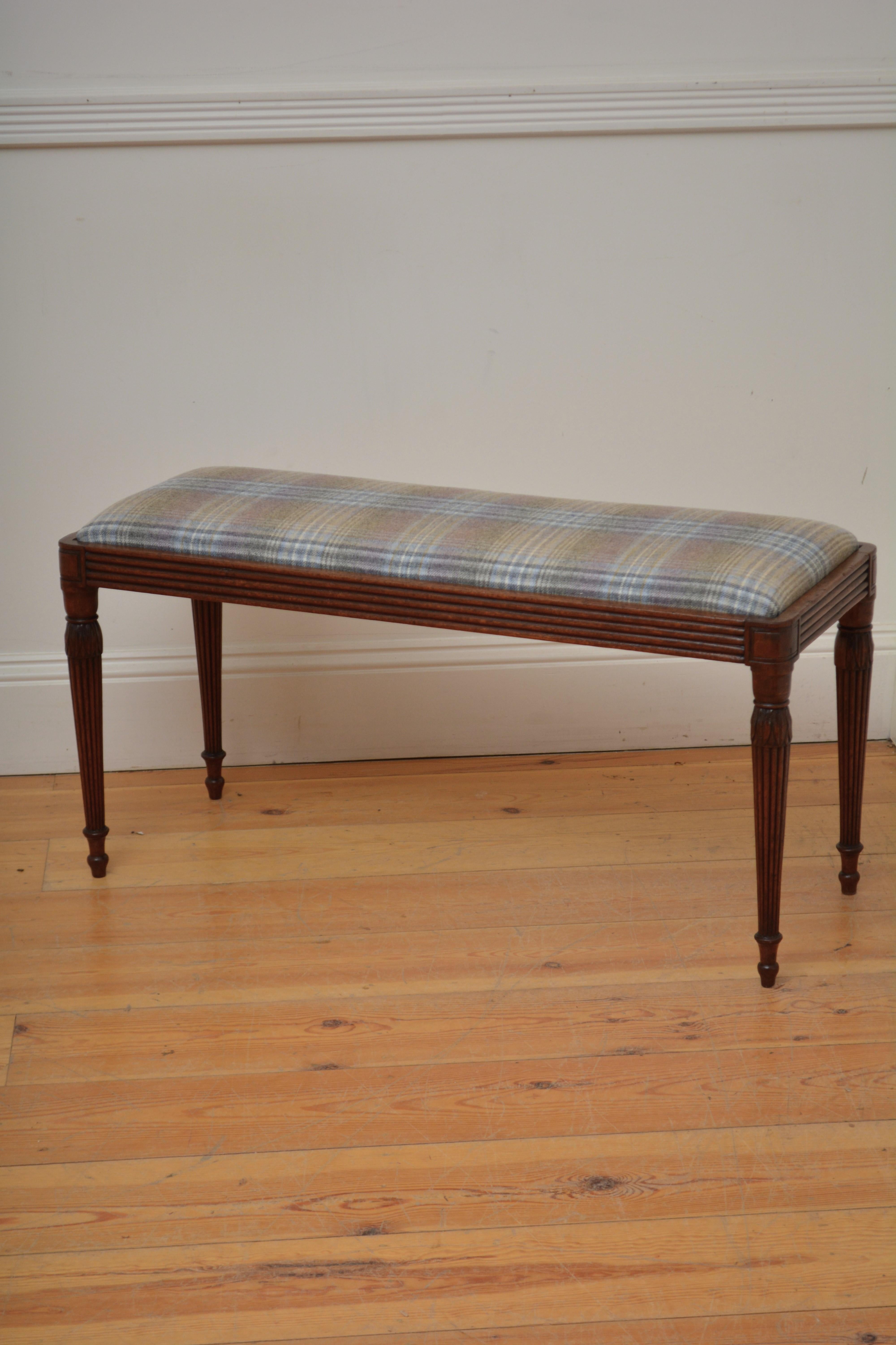 Sn5649 Banc de pied de lit / siège de fenêtre Regency anglais de belle qualité, avec un siège en tartan récemment récupéré, propre et frais, entouré de rails cannelés avec des coins arrondis, le tout reposant sur des pieds cannelés tournés et