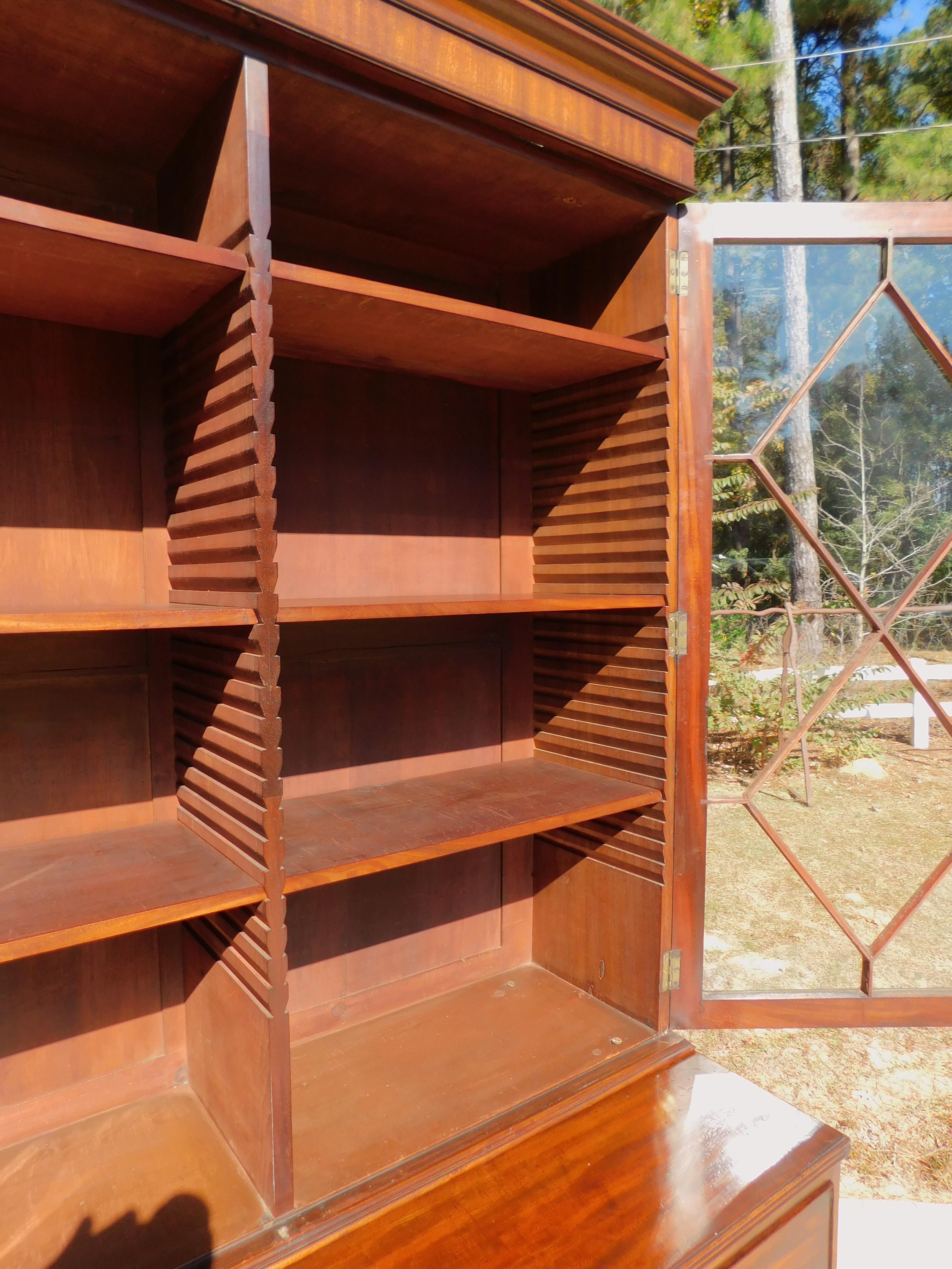 Segretaria inglese Regency in mogano con libreria su piedini storti, C.C. 1800 in vendita 3