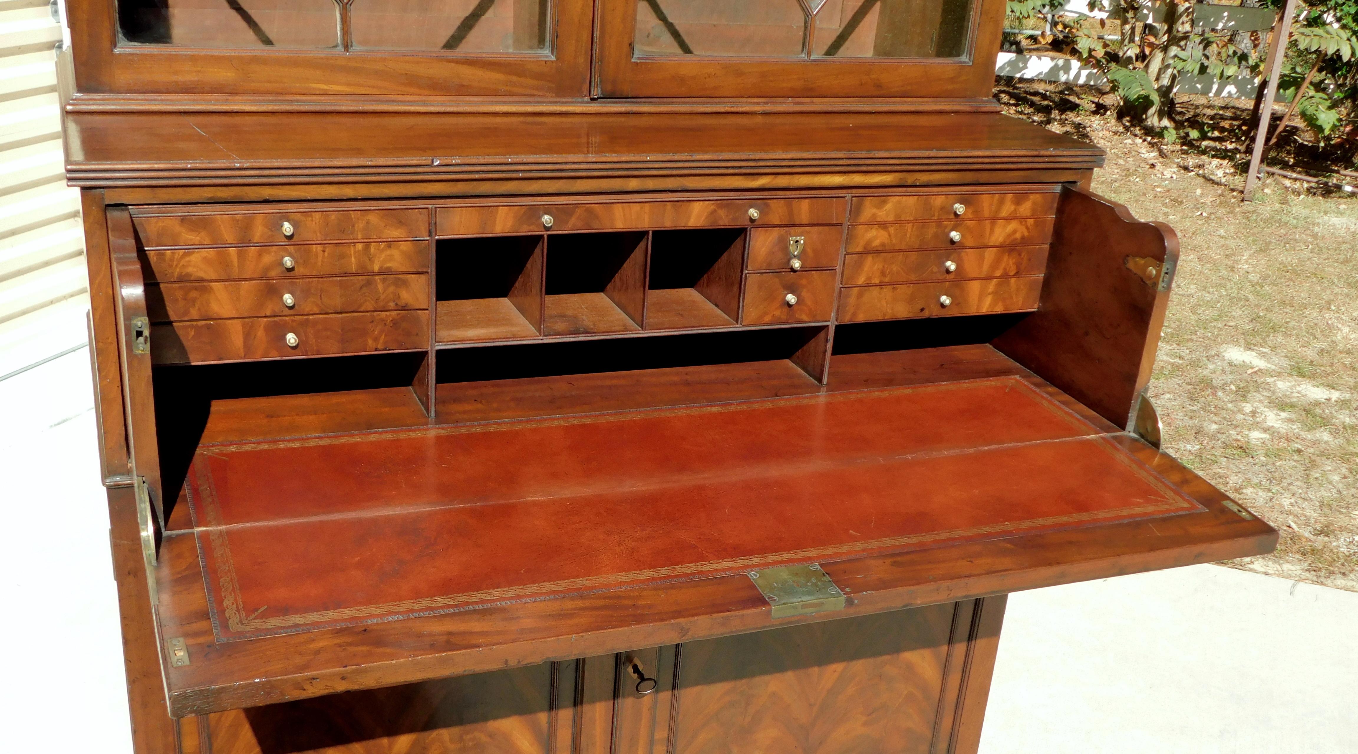 Segretaria inglese Regency in mogano con libreria su piedini storti, C.C. 1800 in vendita 4