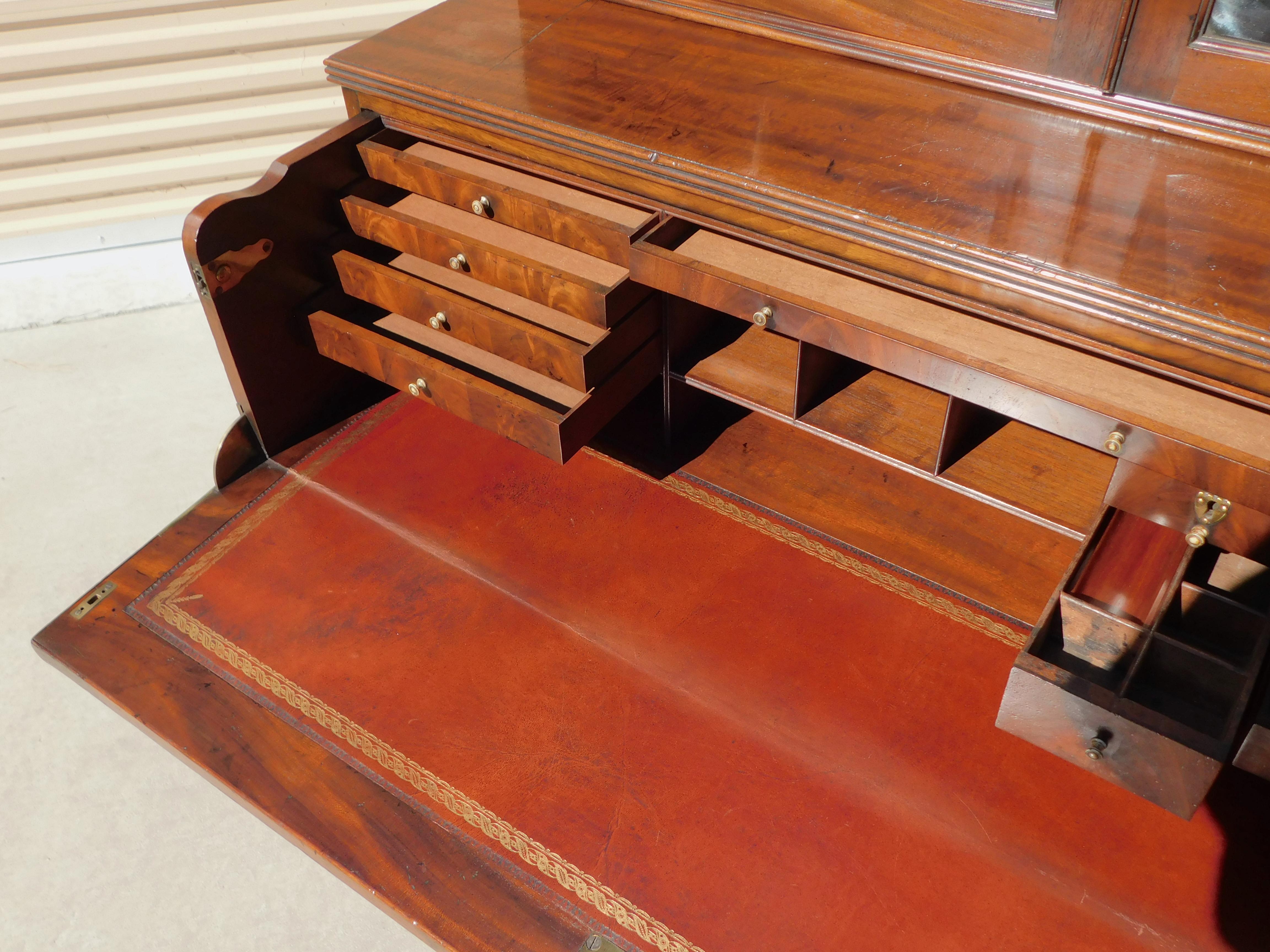 Segretaria inglese Regency in mogano con libreria su piedini storti, C.C. 1800 in vendita 5