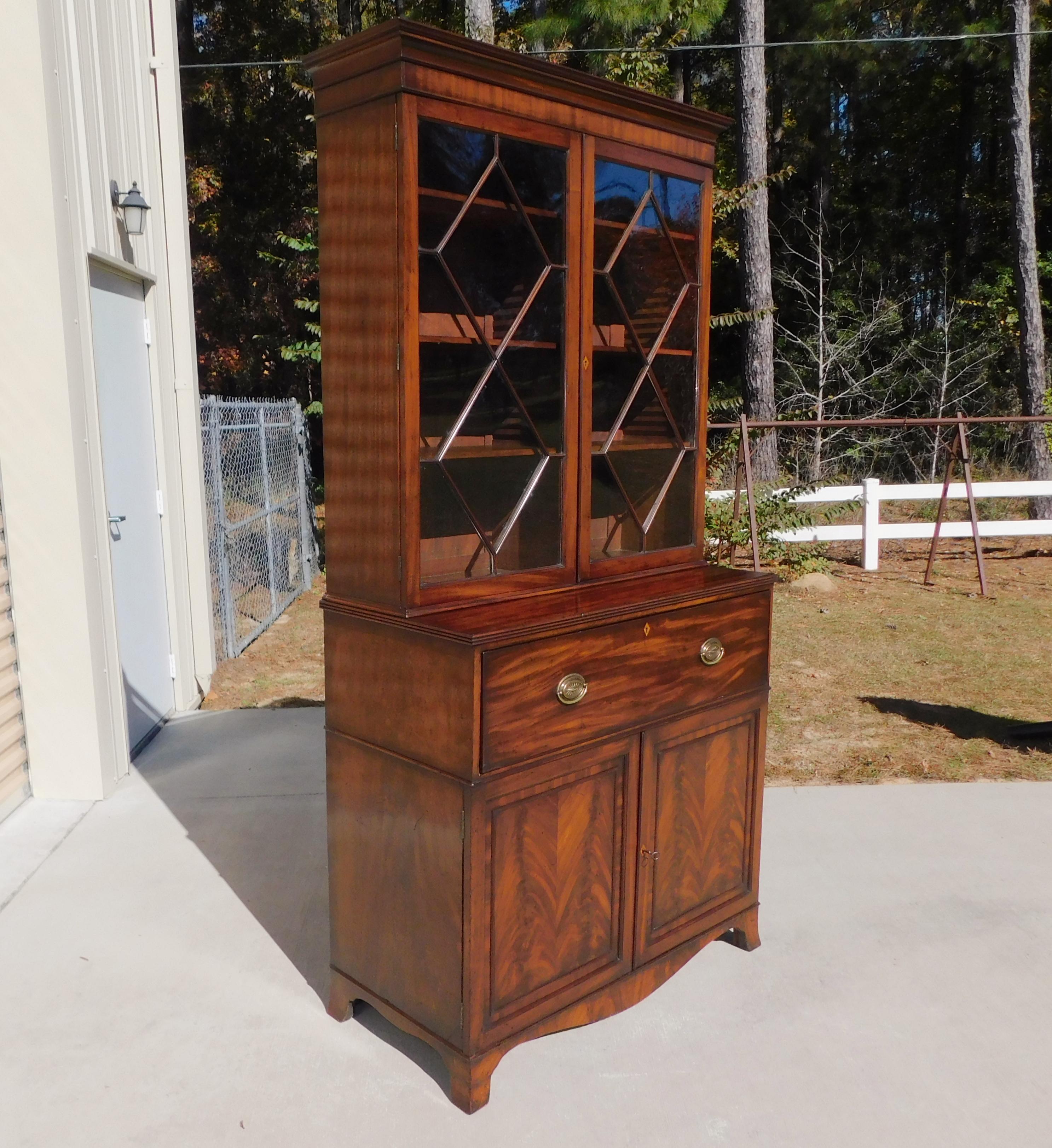 Inglese Segretaria inglese Regency in mogano con libreria su piedini storti, C.C. 1800 in vendita