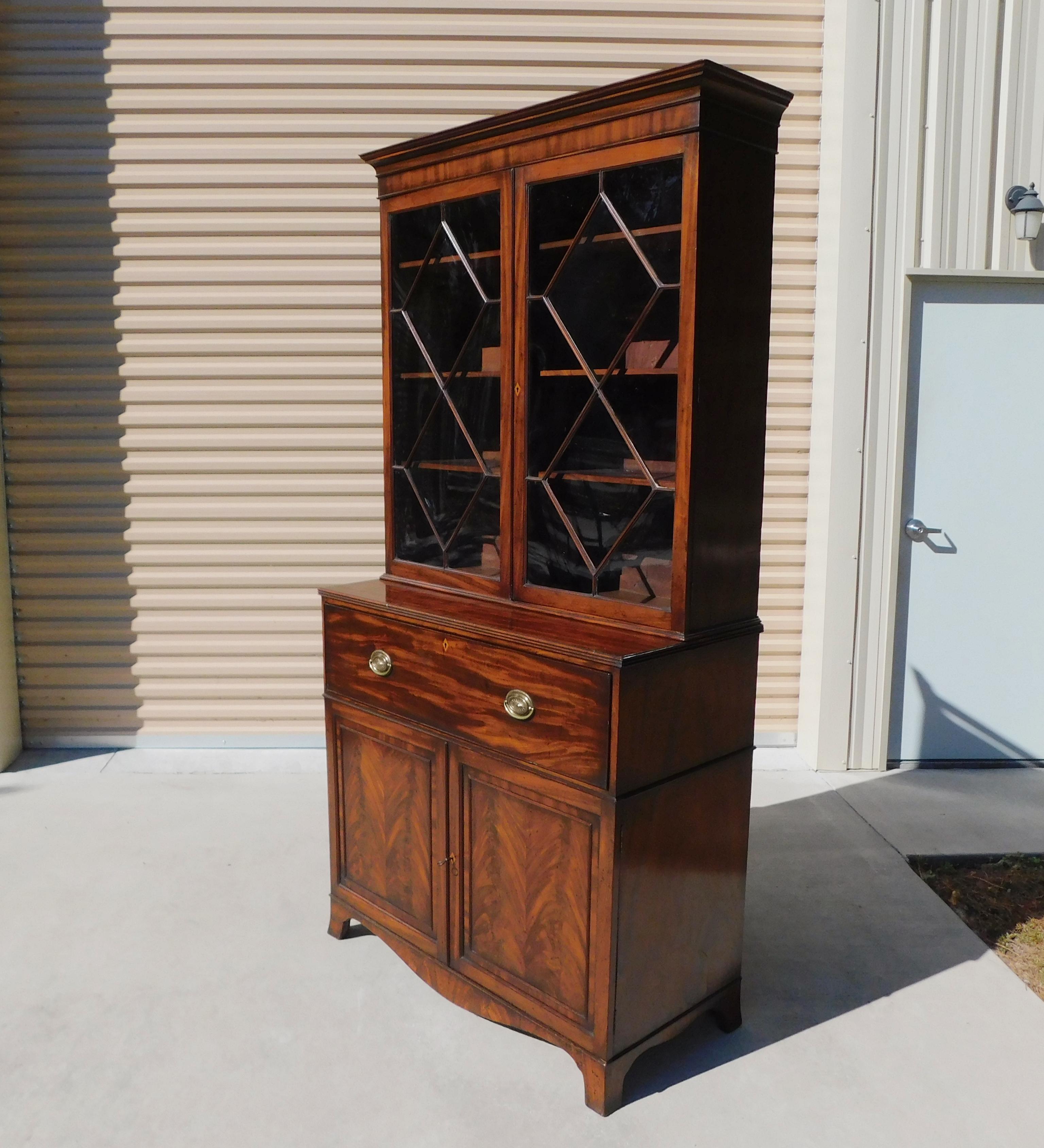 Intagliato a mano Segretaria inglese Regency in mogano con libreria su piedini storti, C.C. 1800 in vendita