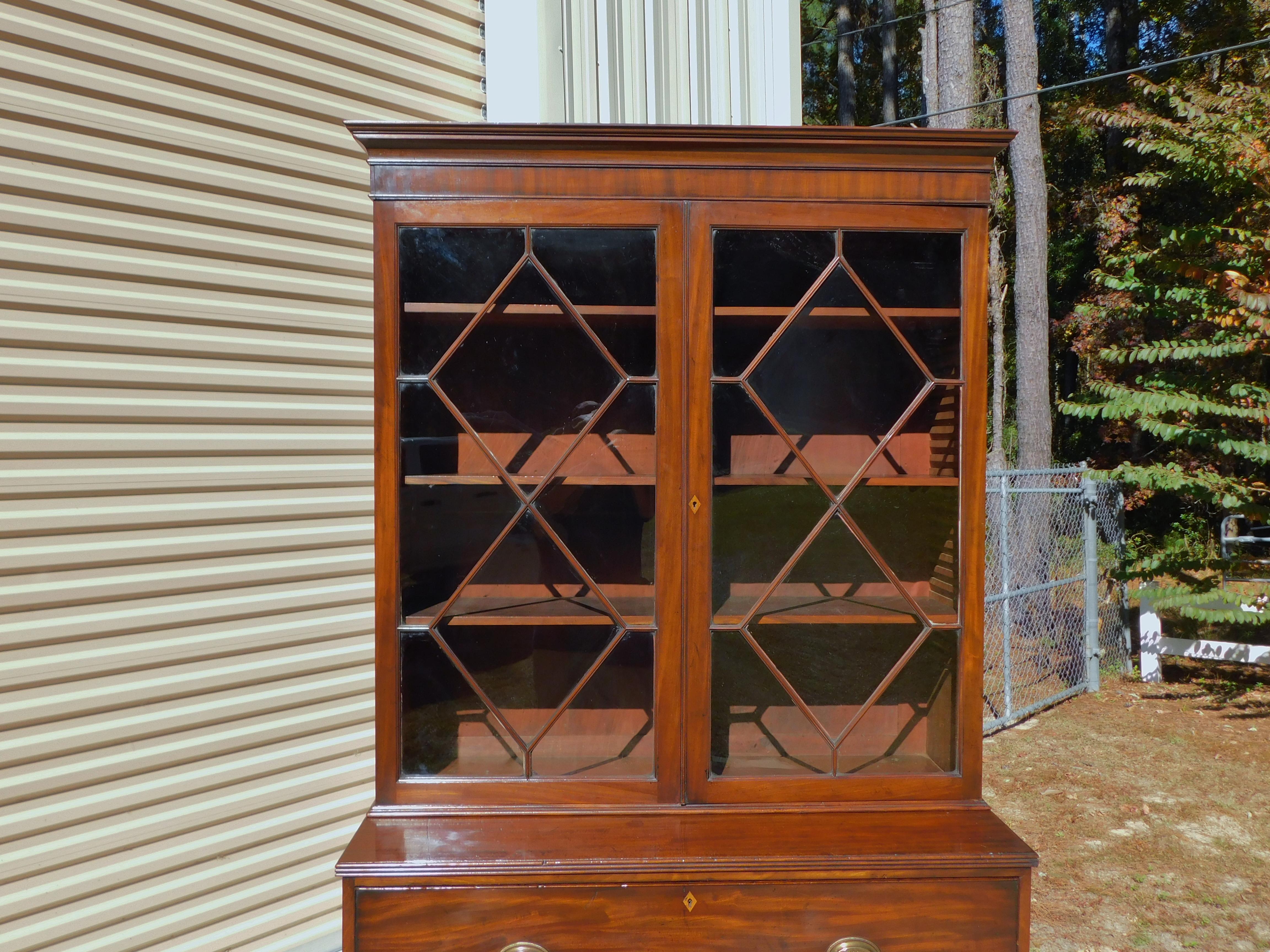 Segretaria inglese Regency in mogano con libreria su piedini storti, C.C. 1800 In condizioni ottime in vendita a Charleston, SC