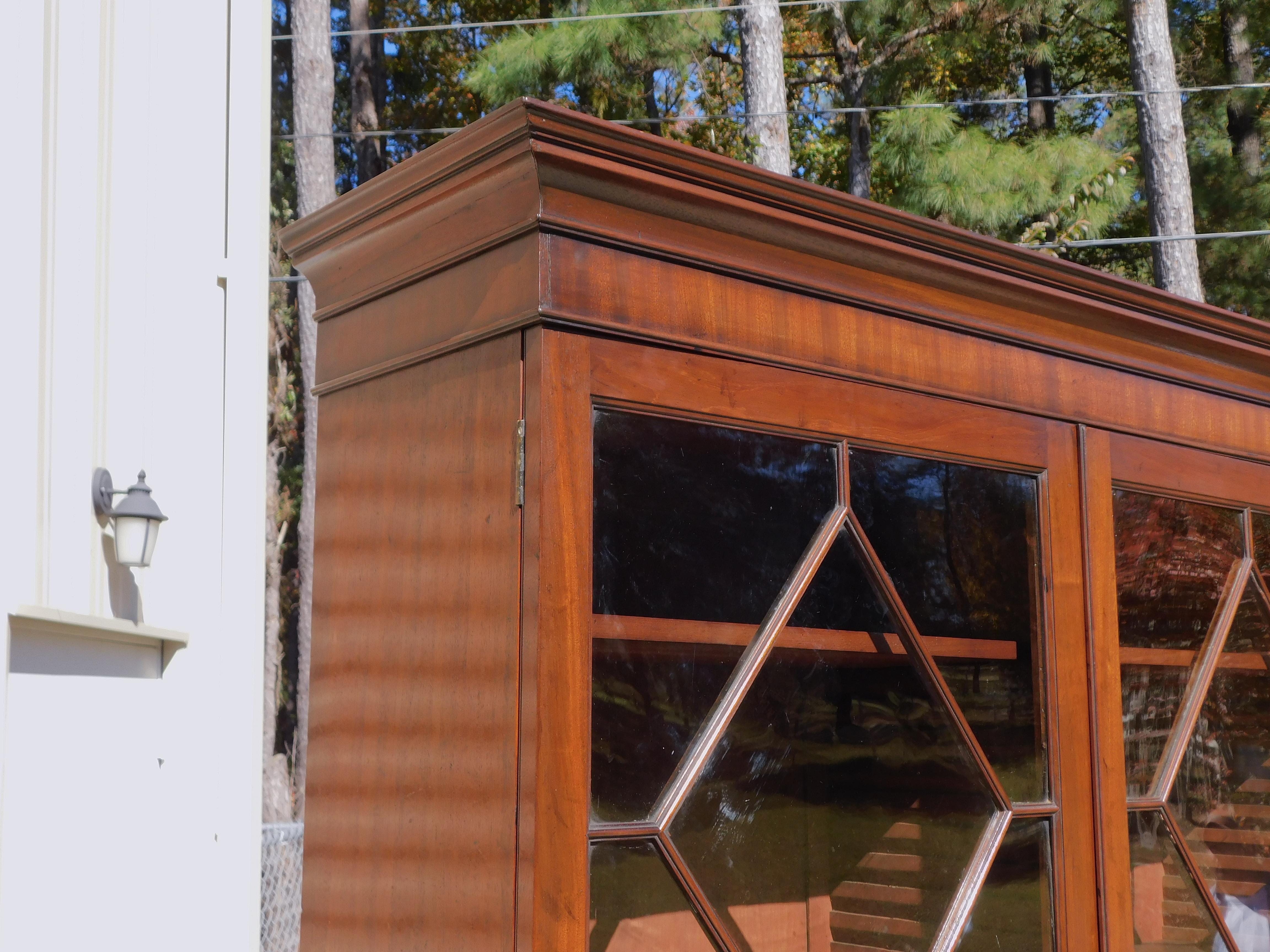 Inizio XIX secolo Segretaria inglese Regency in mogano con libreria su piedini storti, C.C. 1800 in vendita