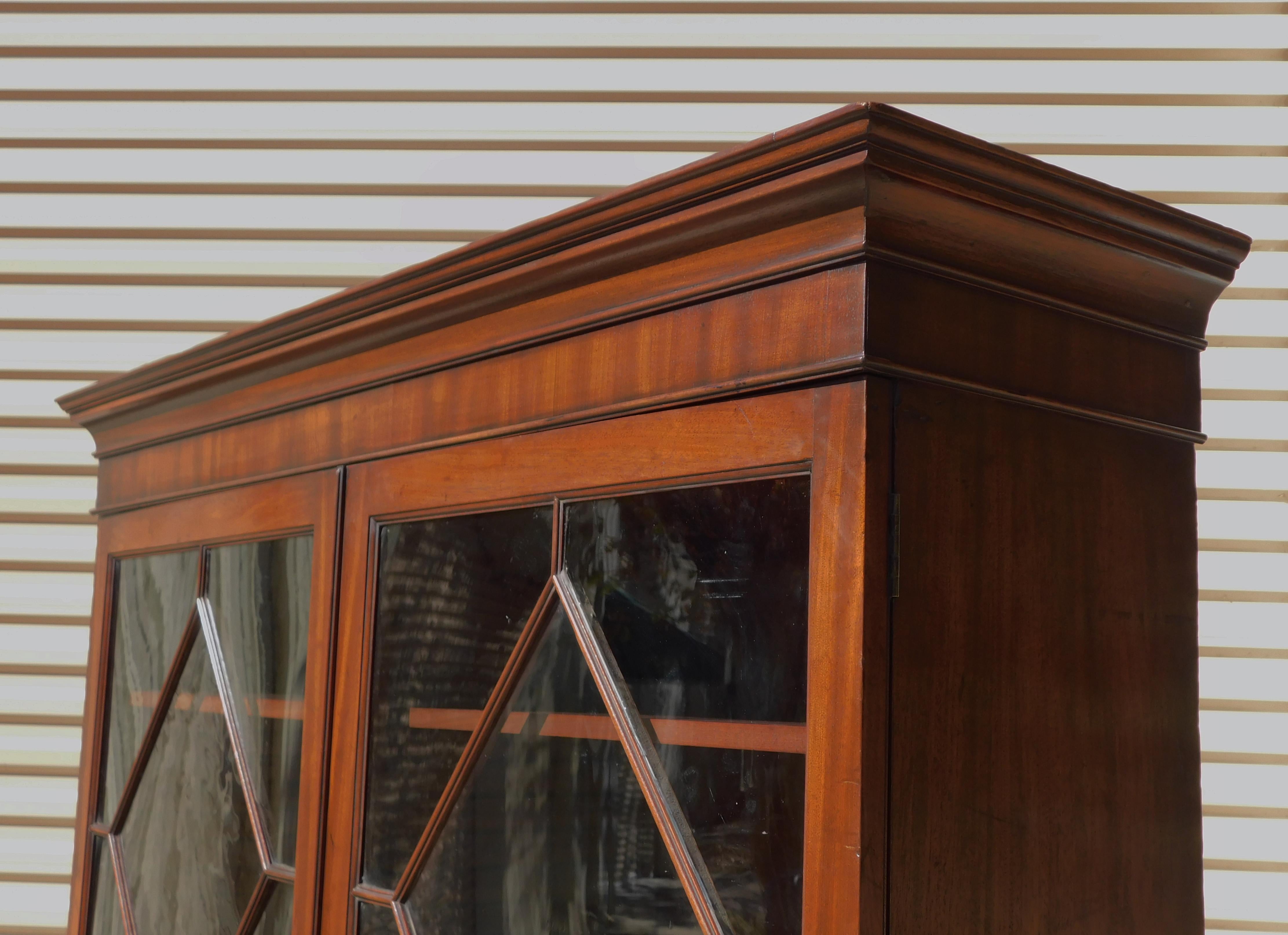 Ottone Segretaria inglese Regency in mogano con libreria su piedini storti, C.C. 1800 in vendita