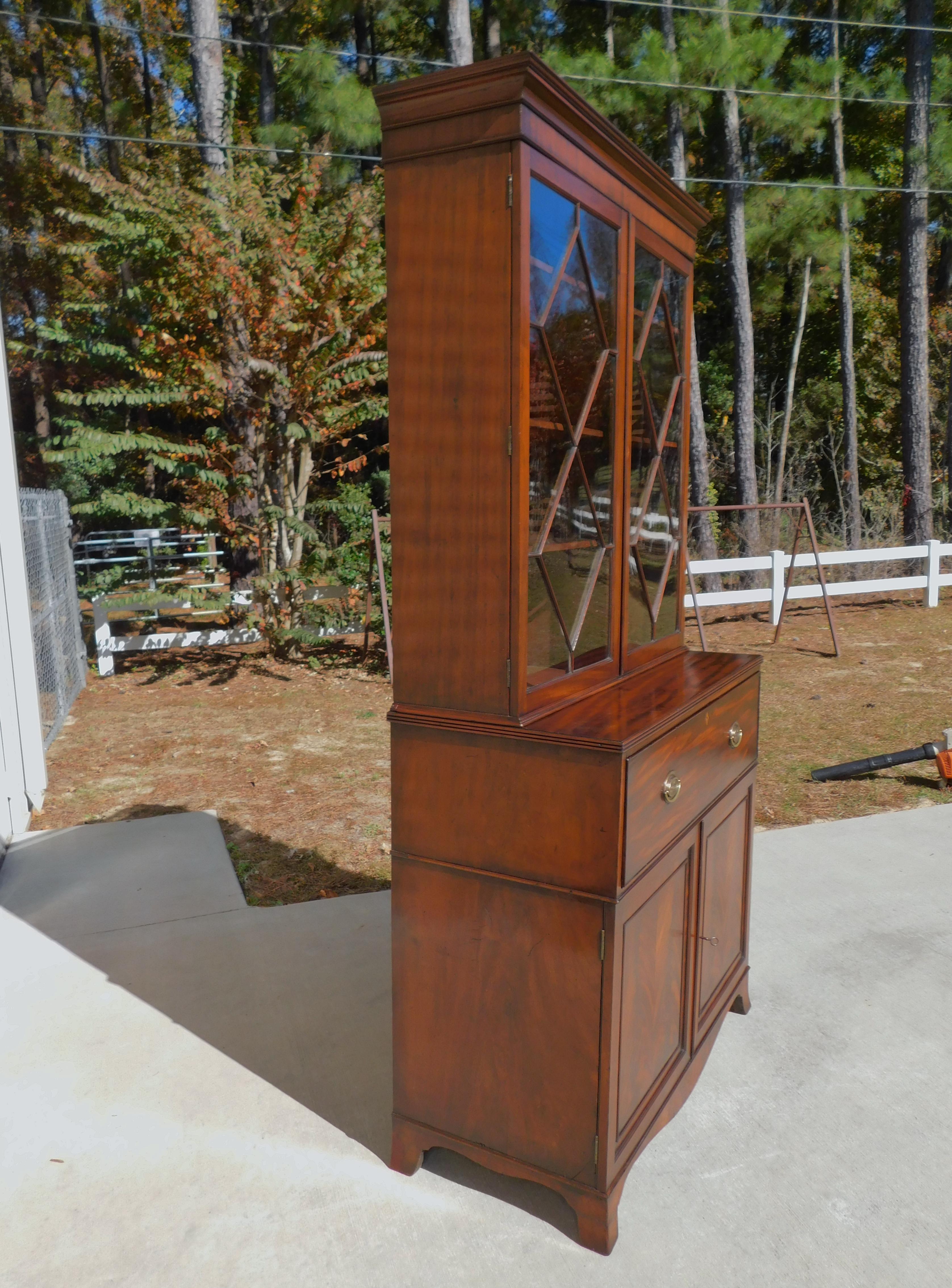 Segretaria inglese Regency in mogano con libreria su piedini storti, C.C. 1800 in vendita 1