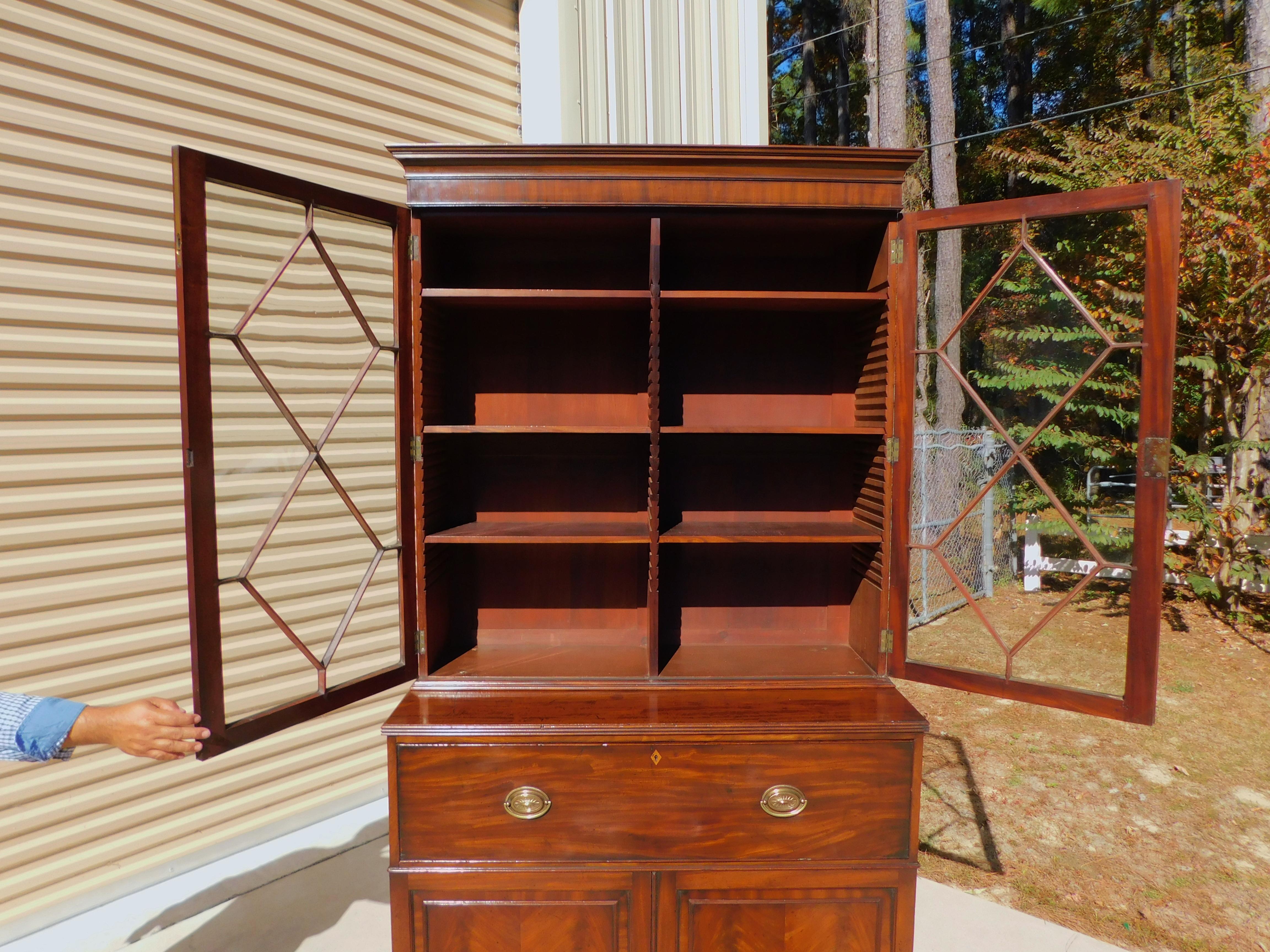 Segretaria inglese Regency in mogano con libreria su piedini storti, C.C. 1800 in vendita 2