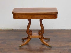 Tavolo da gioco inglese Regency in mogano con superficie di gioco in pelle, XIX secolo