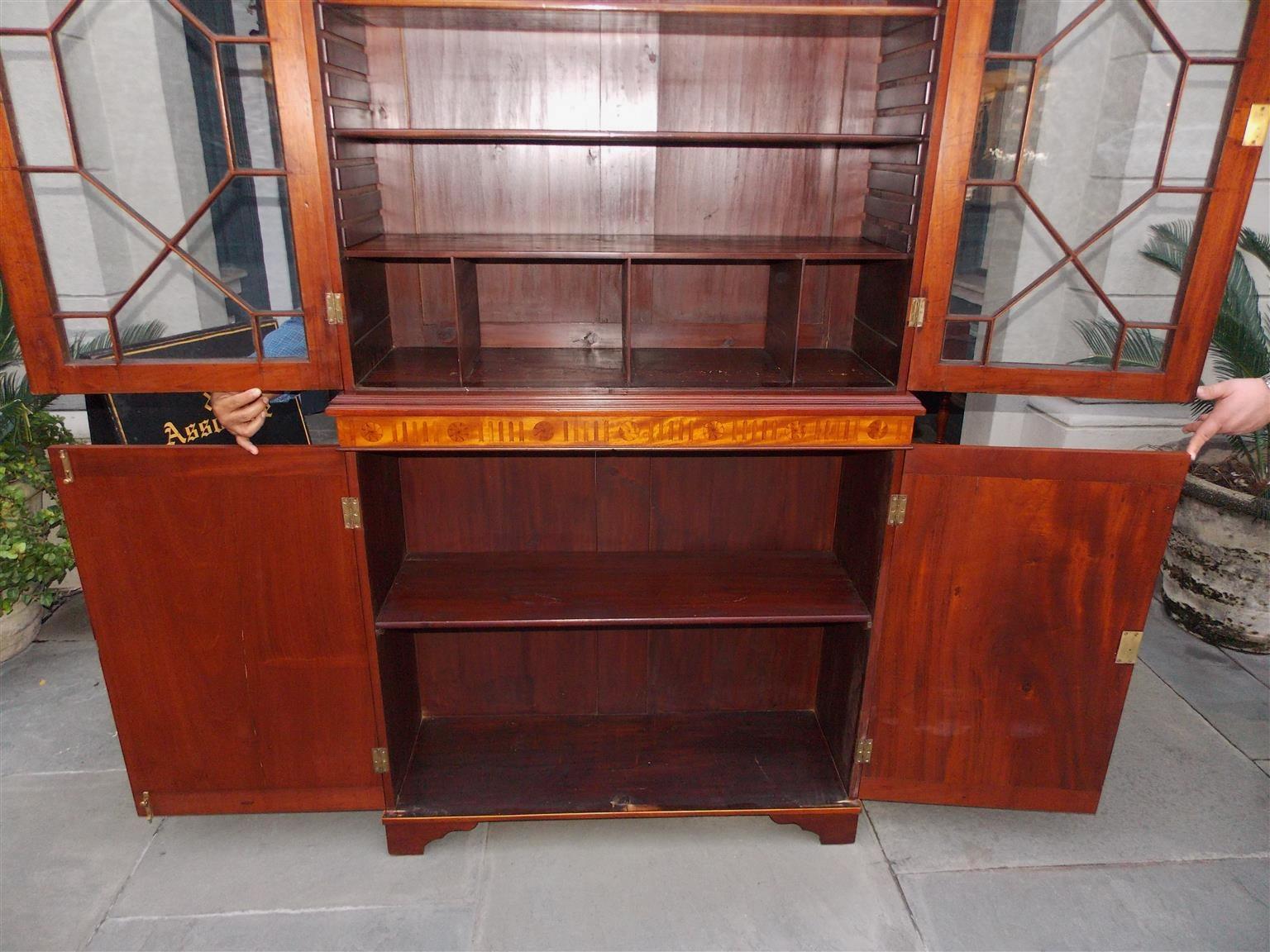 Custodia per libri in mogano della Reggenza inglese, con facciata in vetro e intarsi in legno di raso, circa 1815 in vendita 3