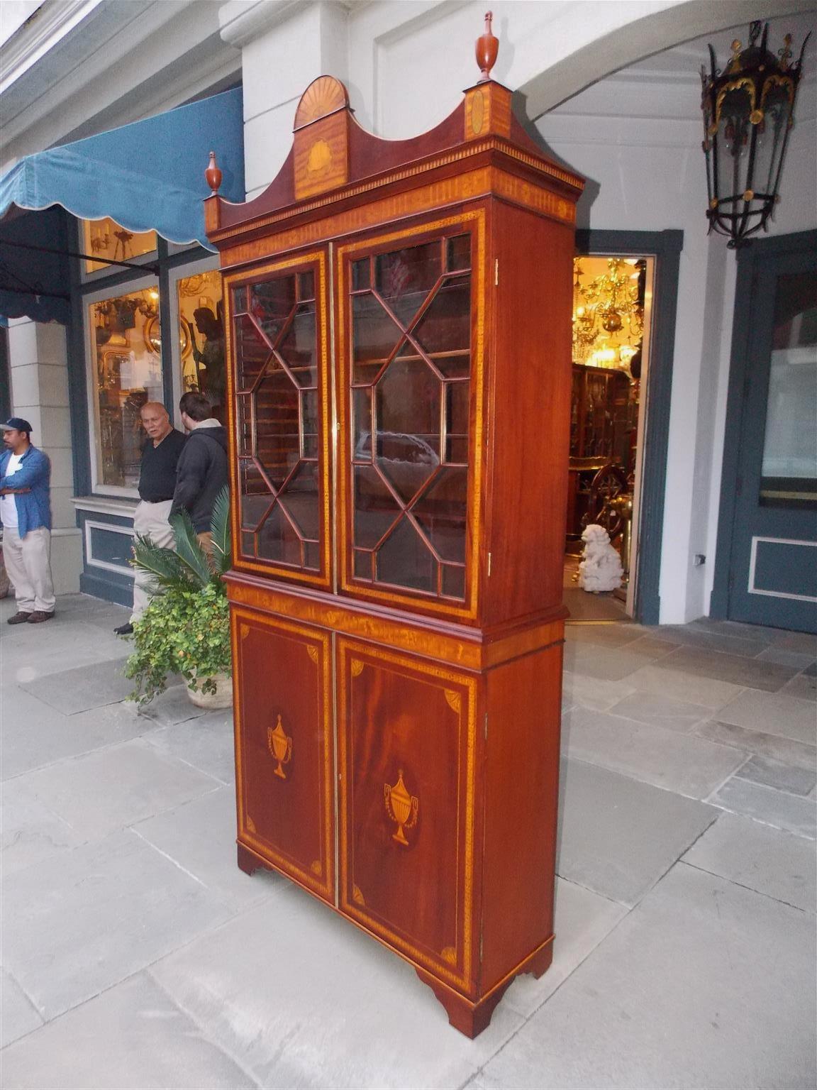 Regency Custodia per libri in mogano della Reggenza inglese, con facciata in vetro e intarsi in legno di raso, circa 1815 in vendita