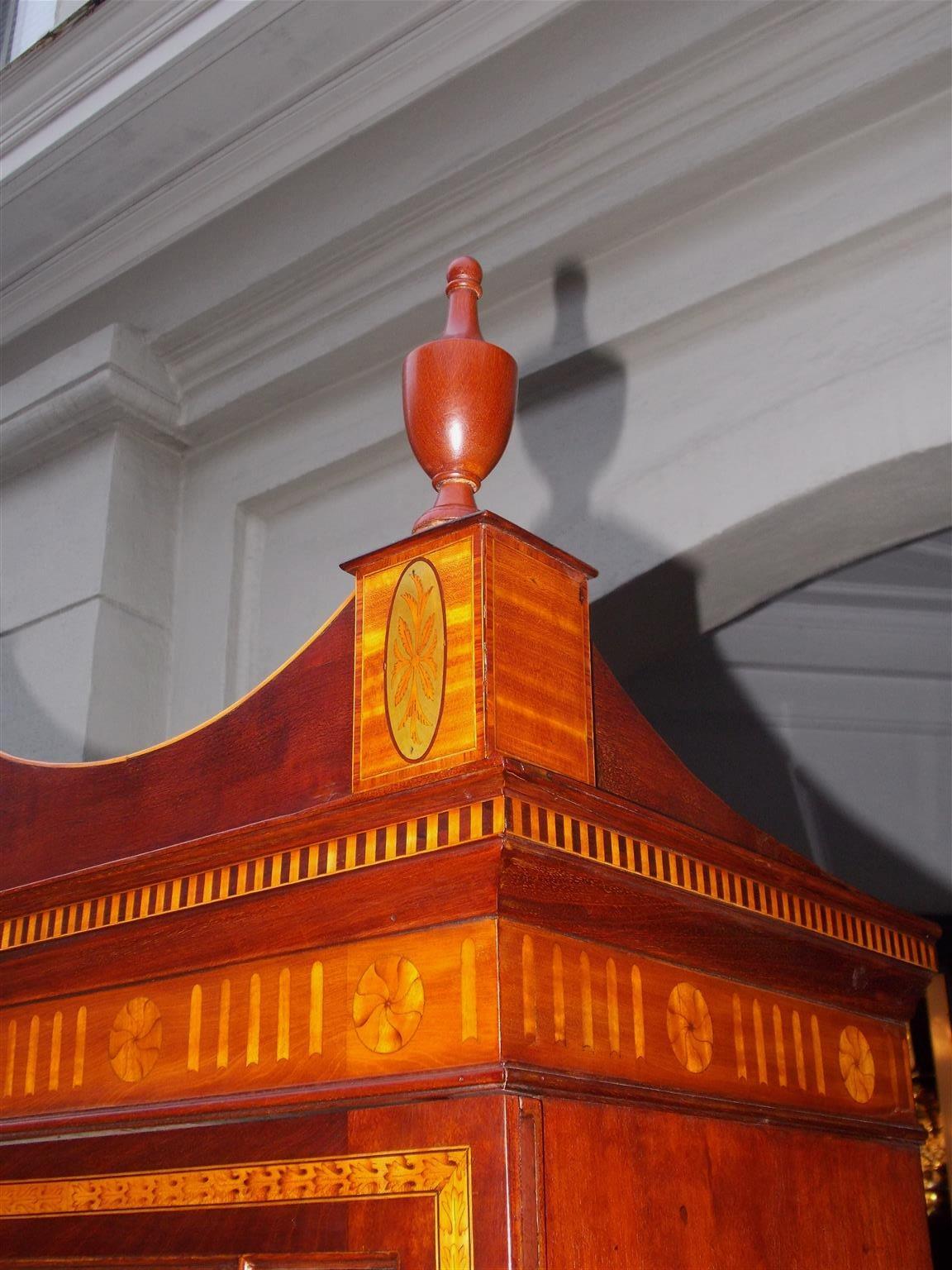 Custodia per libri in mogano della Reggenza inglese, con facciata in vetro e intarsi in legno di raso, circa 1815 In condizioni ottime in vendita a Charleston, SC