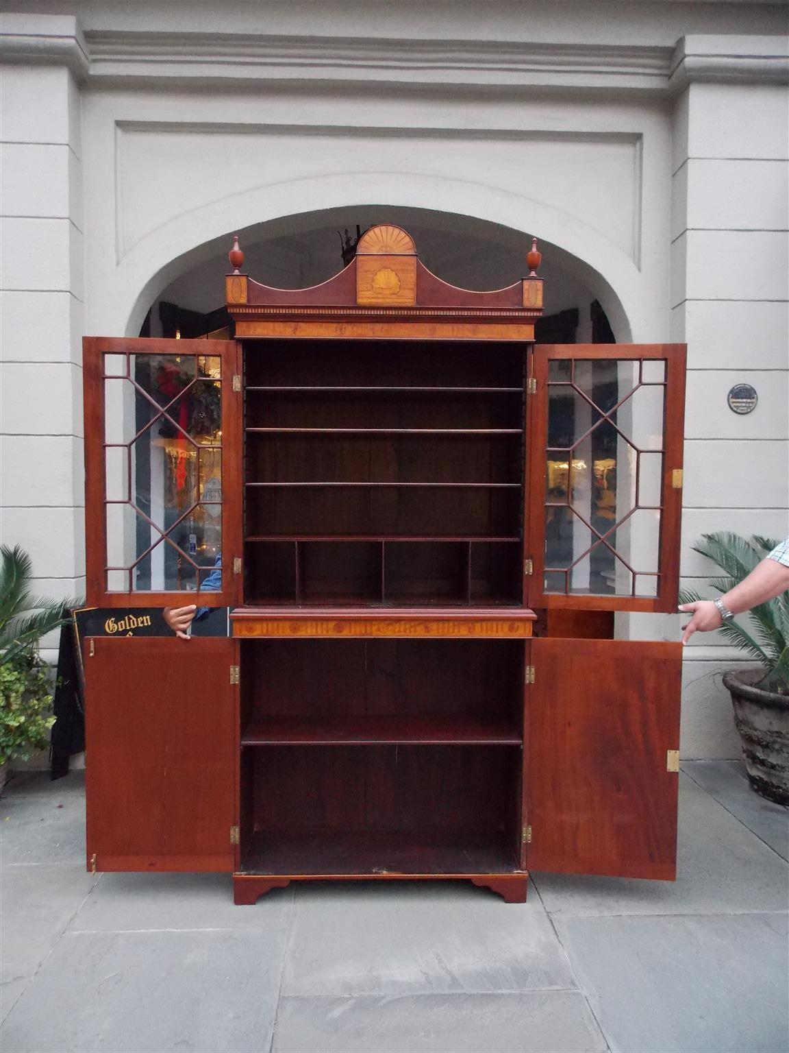 Inizio XIX secolo Custodia per libri in mogano della Reggenza inglese, con facciata in vetro e intarsi in legno di raso, circa 1815 in vendita