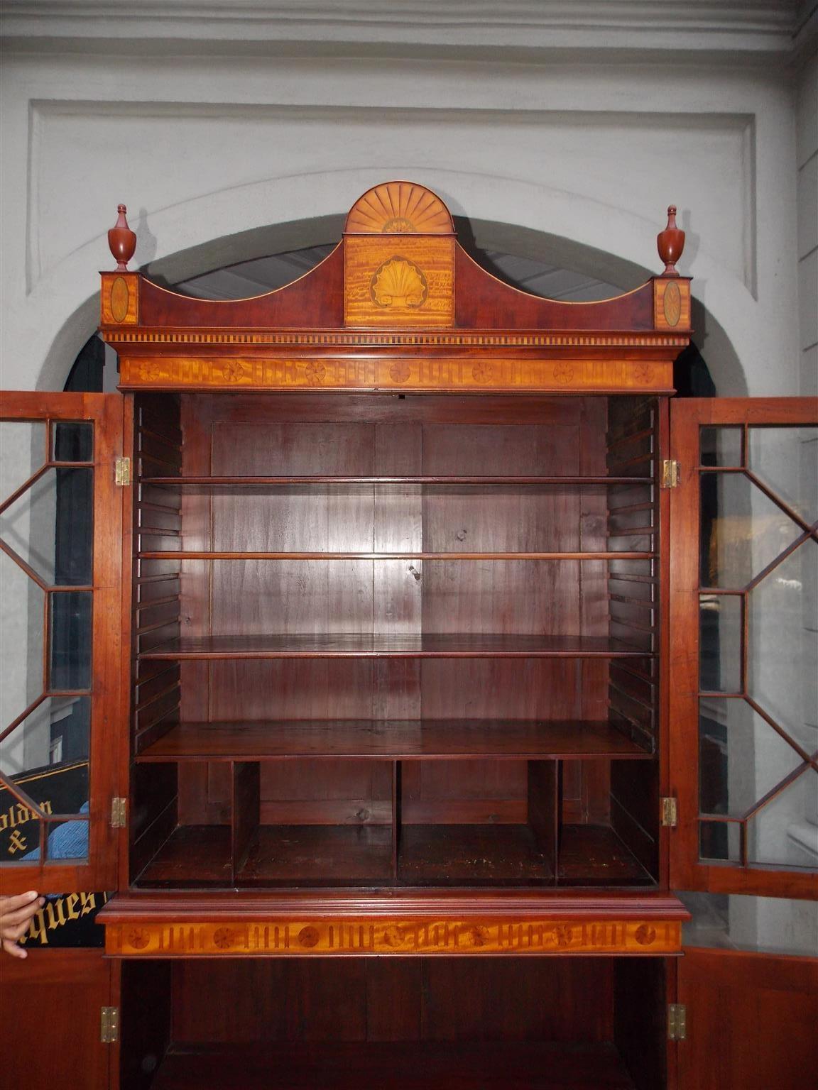 Englisches Regency-Büchergehäuse aus Mahagoni mit Glasfront und Seidenholz-Intarsien, um 1815 im Angebot 2