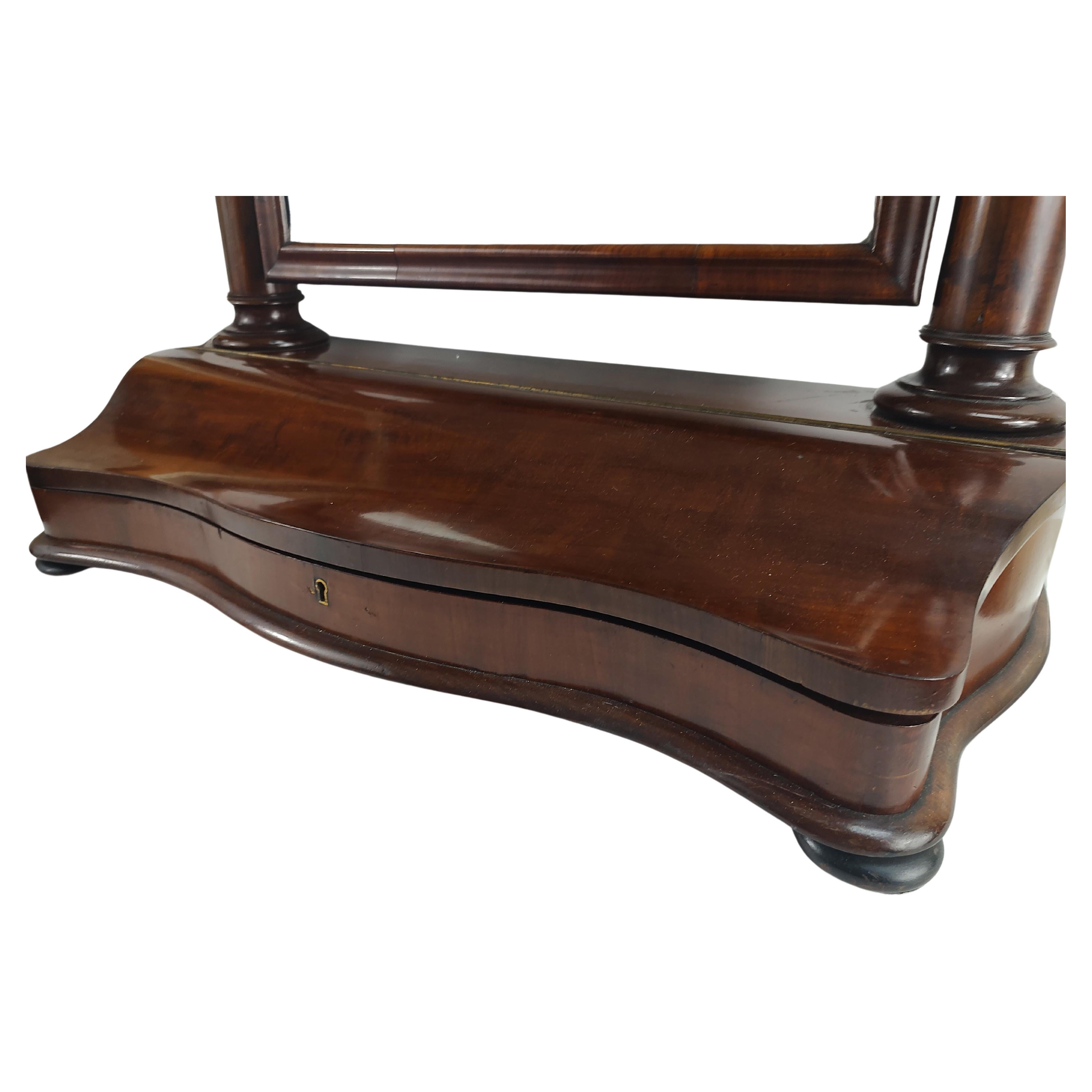 Fantastico ed elegante specchio da barba da tavolo in mogano con ampia scatola con coperchio foderato in feltro per riporlo. Specchio Regency inglese della metà o della fine del XIX secolo.  Le colonne fiancheggiano ogni lato con i piedi a castello.