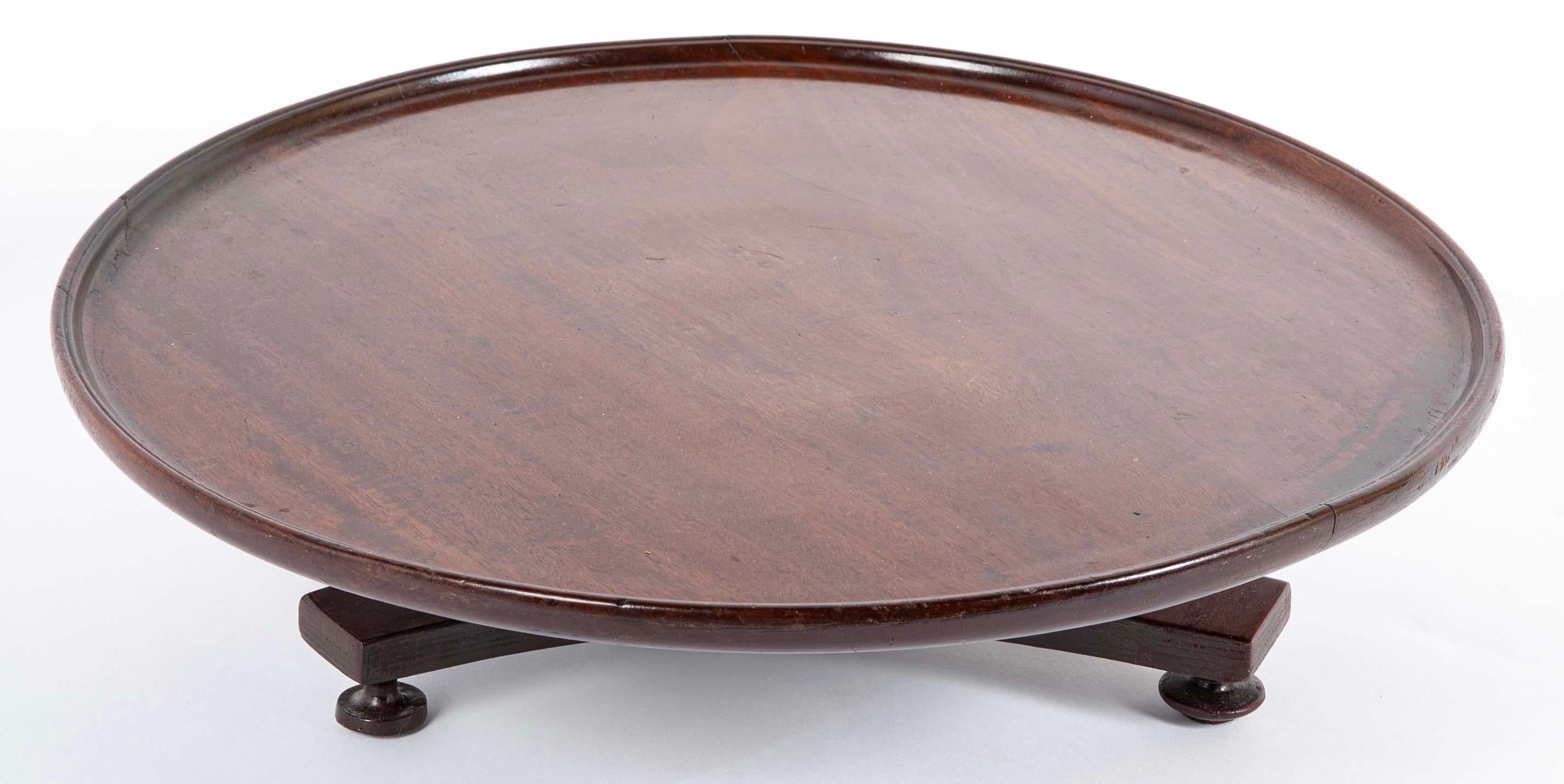 Englische Regency-Mahagoni-Lazy-Susan, Drehscheibe mit Display, aus der Regency-Zeit, um 1830. Großzügige Proportionen mit einem Durchmesser von 20 Zoll. Diese großzügig bemessene Lazy Susan zeichnet sich durch ihre exzellente Verarbeitung aus.