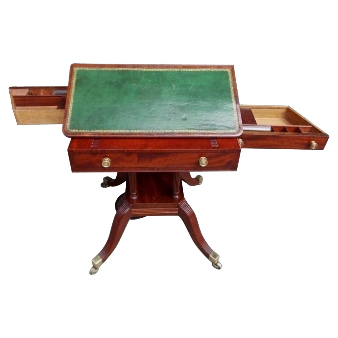 Englischer Regency-Lesetisch mit Mahagoni-Lederplatte und ausladenden Schubladen, um 1800