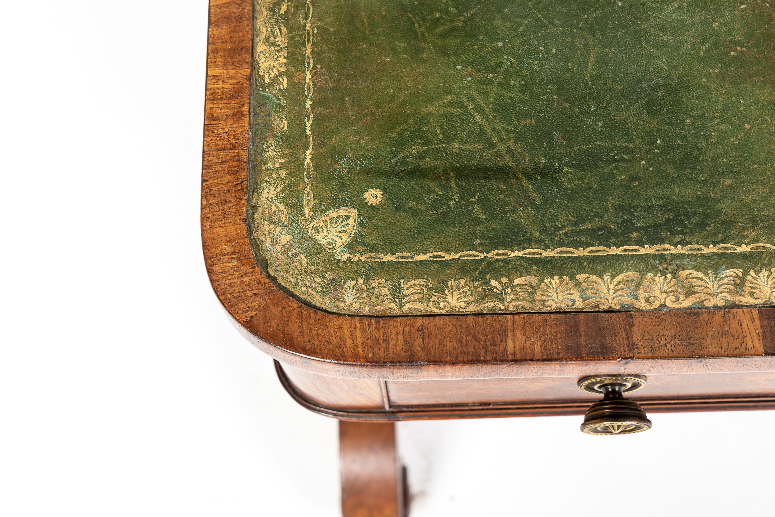 Début du XIXe siècle Table de bibliothèque en acajou de style Régence anglaise en vente