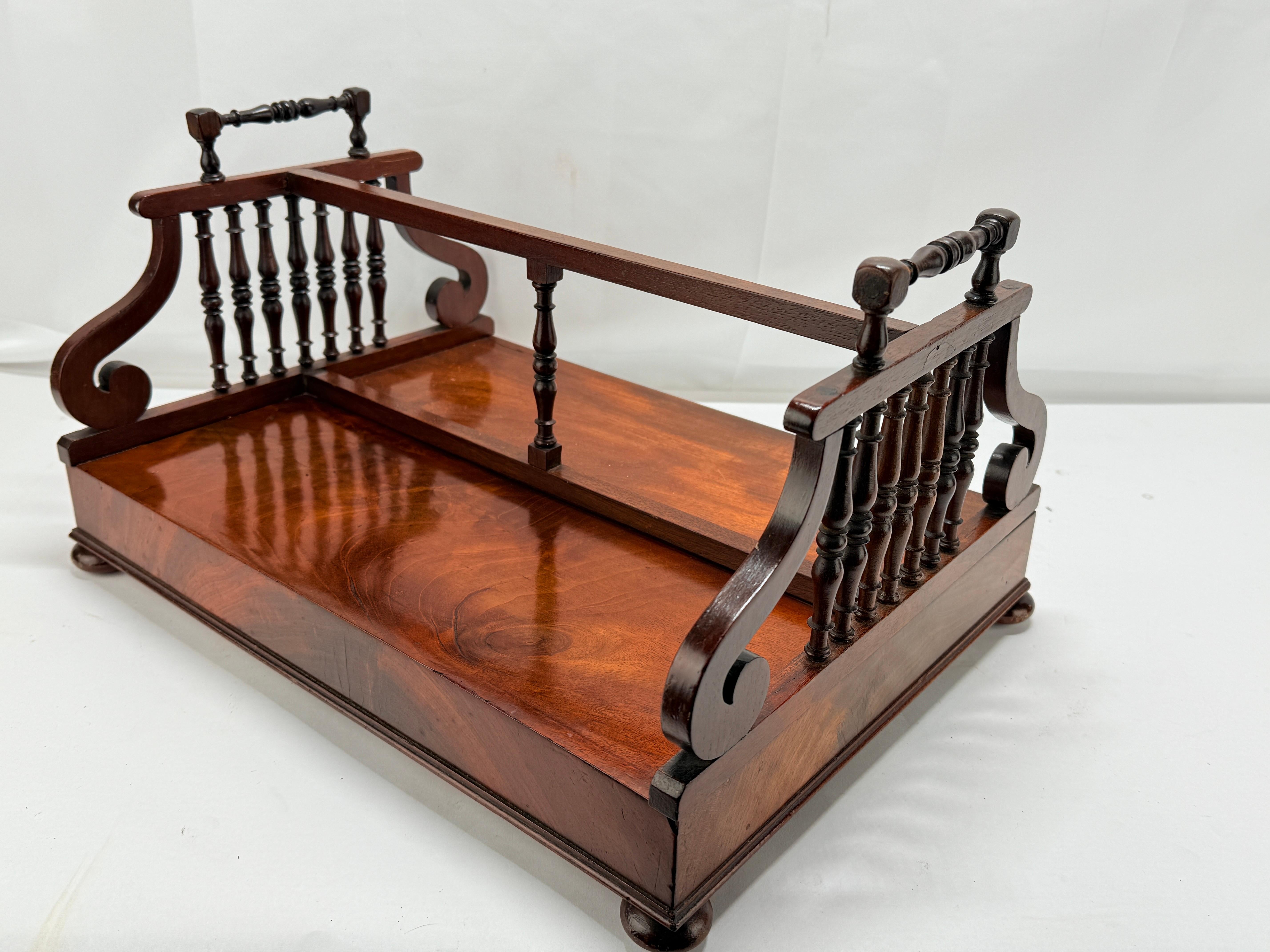 This is a fine Regency period double bookstand, crafted in England circa 1815–1830. Constructed in solid mahogany, the bookstand exemplifies the restrained elegance and refined craftsmanship characteristic of the English Regency era. The bookrest