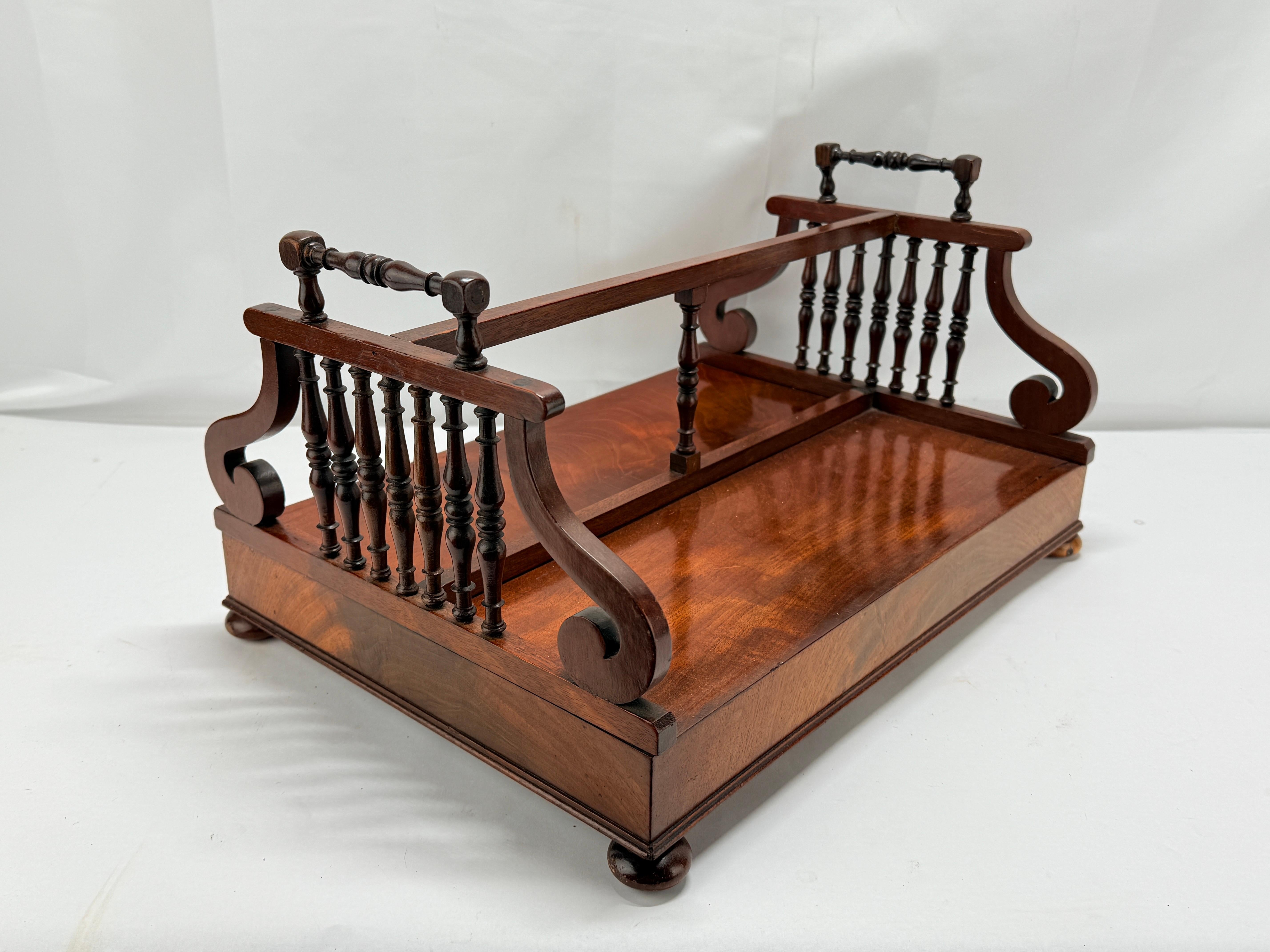 English Regency Mahogany Lyre Form Book Stand or Display, C. 1815 - 1830 In Good Condition In Atlanta, GA