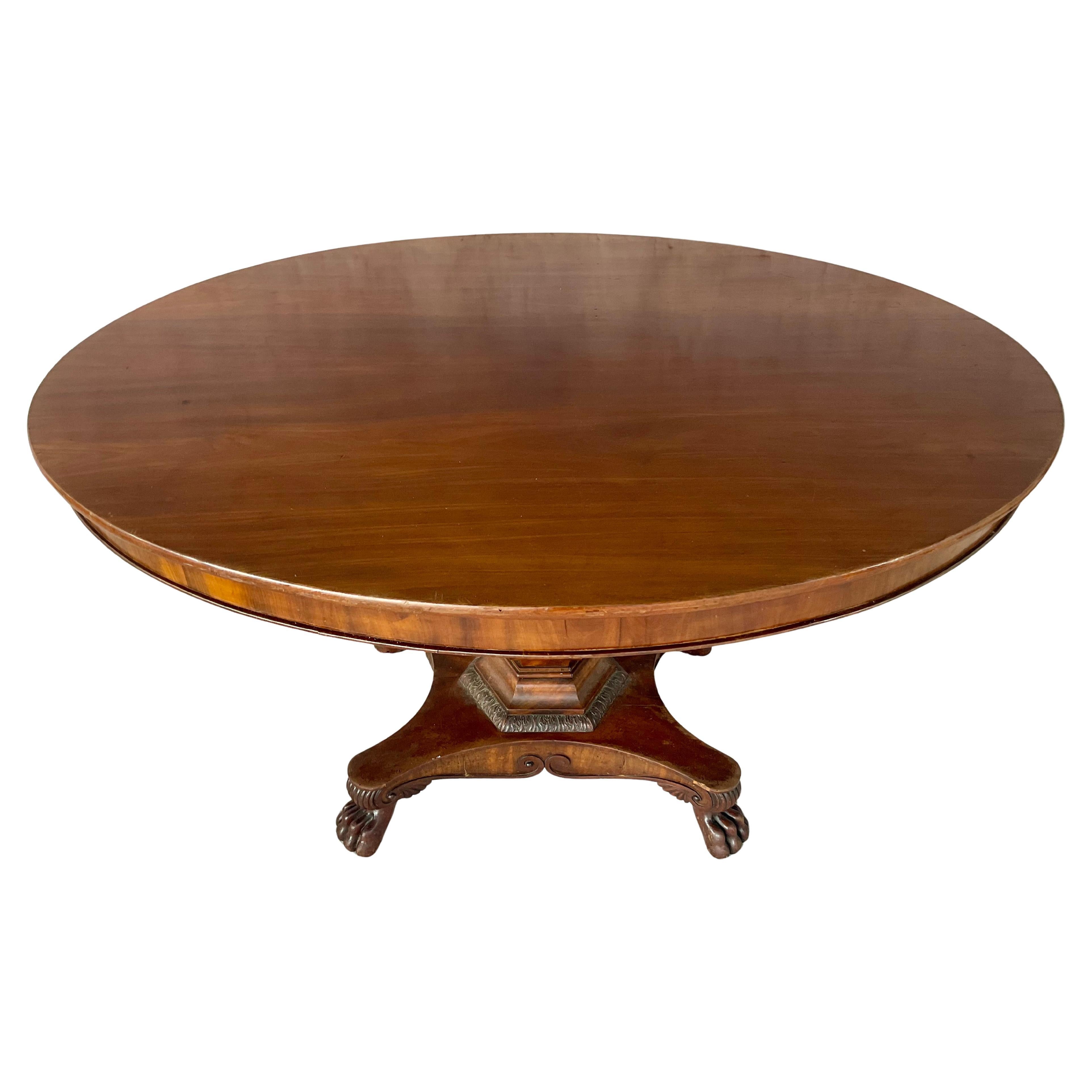 Englisch Regency 19. Jahrhundert Mahagoni Tisch. Der Tisch hat eine ovale Mahagoni-Platte mit geschnitzter und gebänderter Kante. Der Tisch steht auf einer tief geschnitzten Balustersäule, die in vier verschnörkelte Beine übergeht, die jeweils in