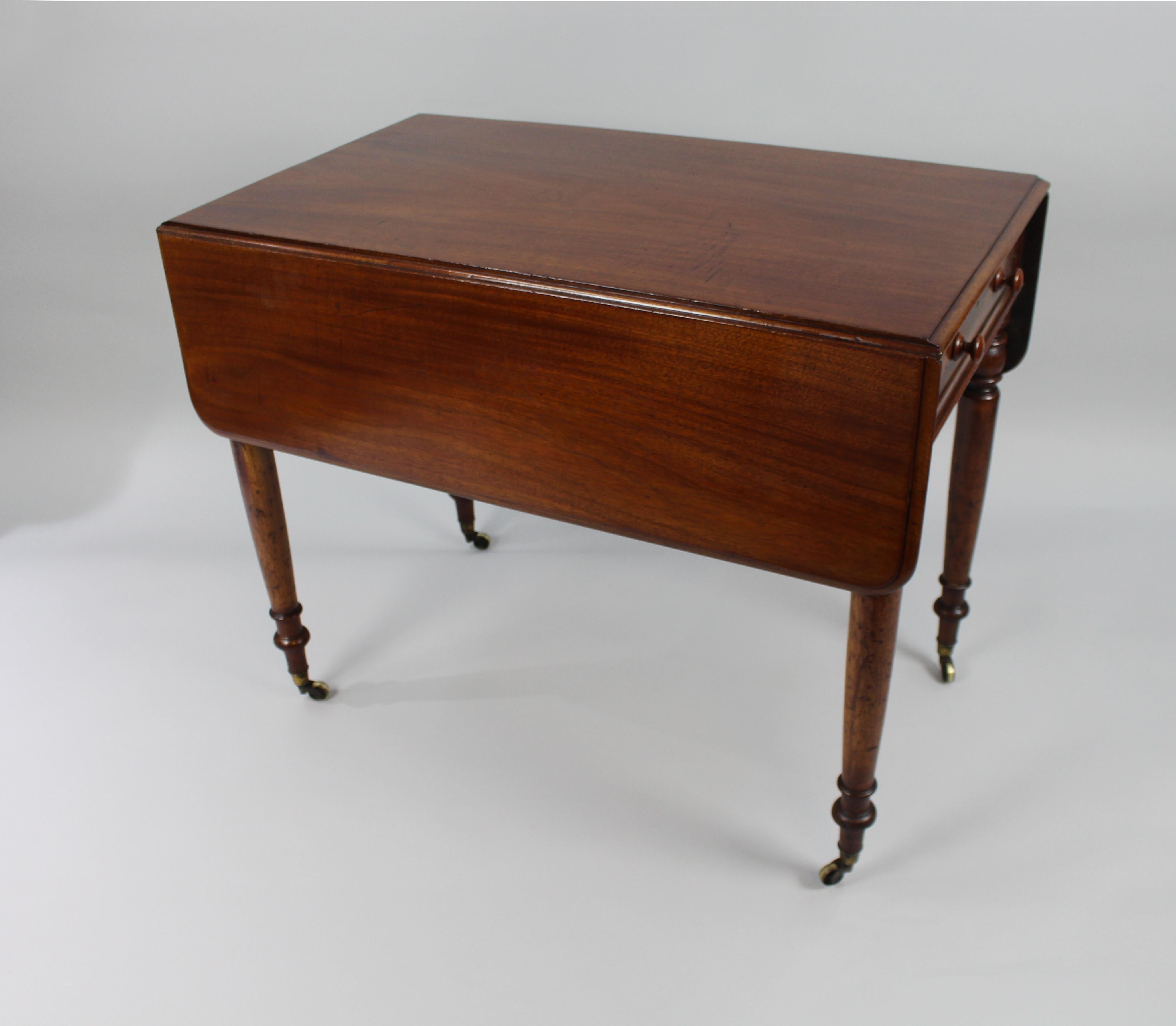 Measures: Length 91 cm 35 3/4 in 
Width (leaves down) 53.5 cm
21 in 
Width (leaves up) 103 cm 40 1/2 in 
Height 74 cm 29 in 
 
 

Period:
Regency

Wood: 
Mahogany

Condition: 
Very good condition. Sound structure. A few marks