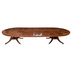 Table de salle à manger à rallonge en acajou et bois satiné de style Régence anglaise. 1960
s.