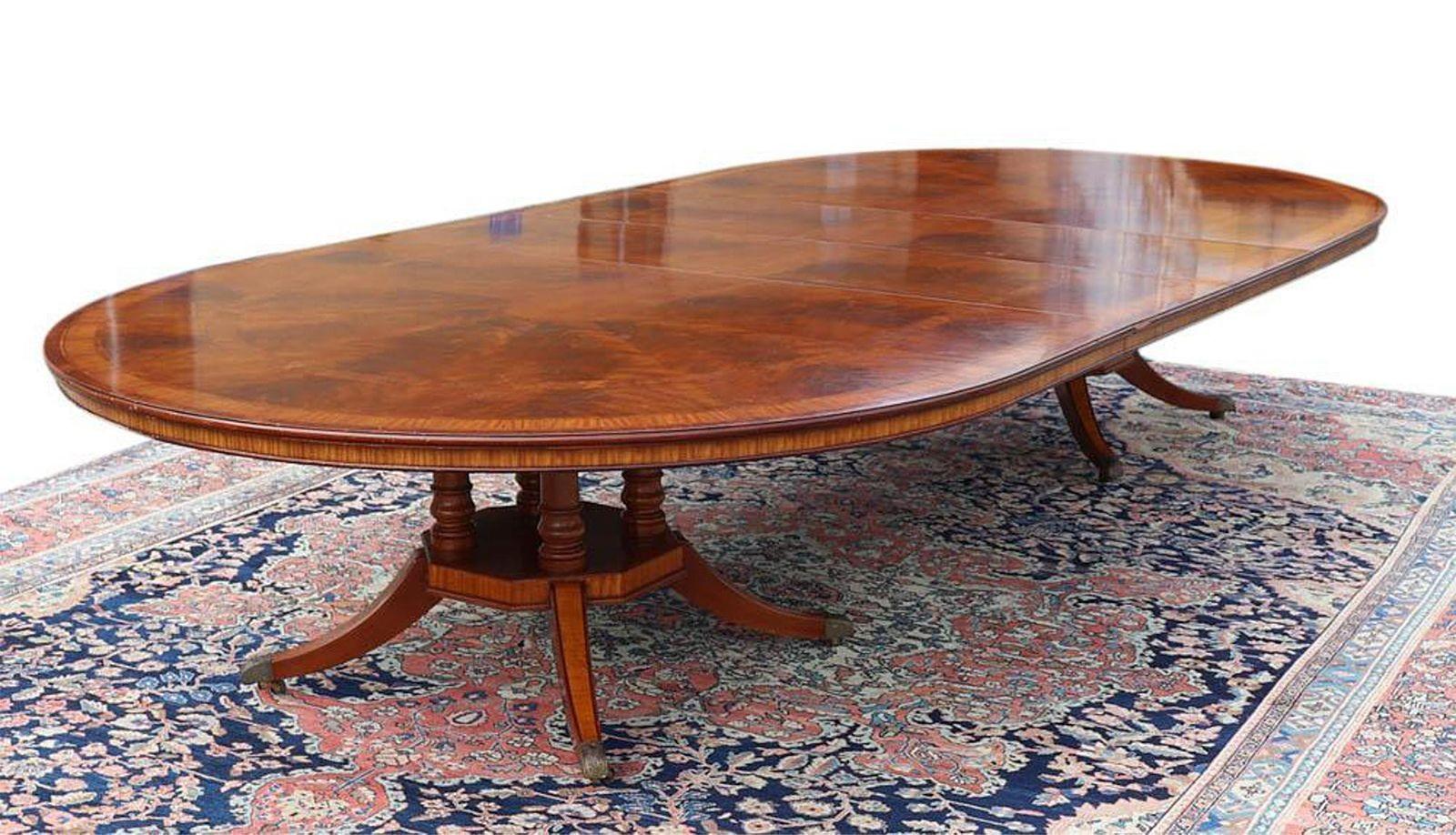 Anglais Table de salle à manger à rallonge en acajou et bois satiné de style Régence anglaise en vente