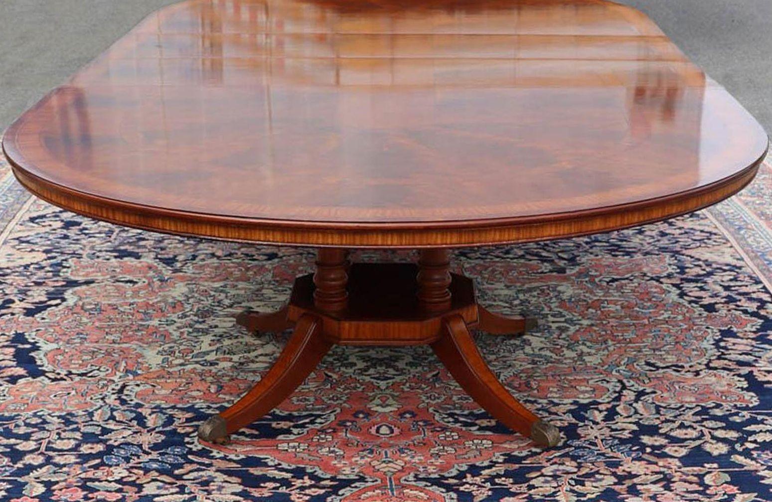 Milieu du XXe siècle Table de salle à manger à rallonge en acajou et bois satiné de style Régence anglaise en vente