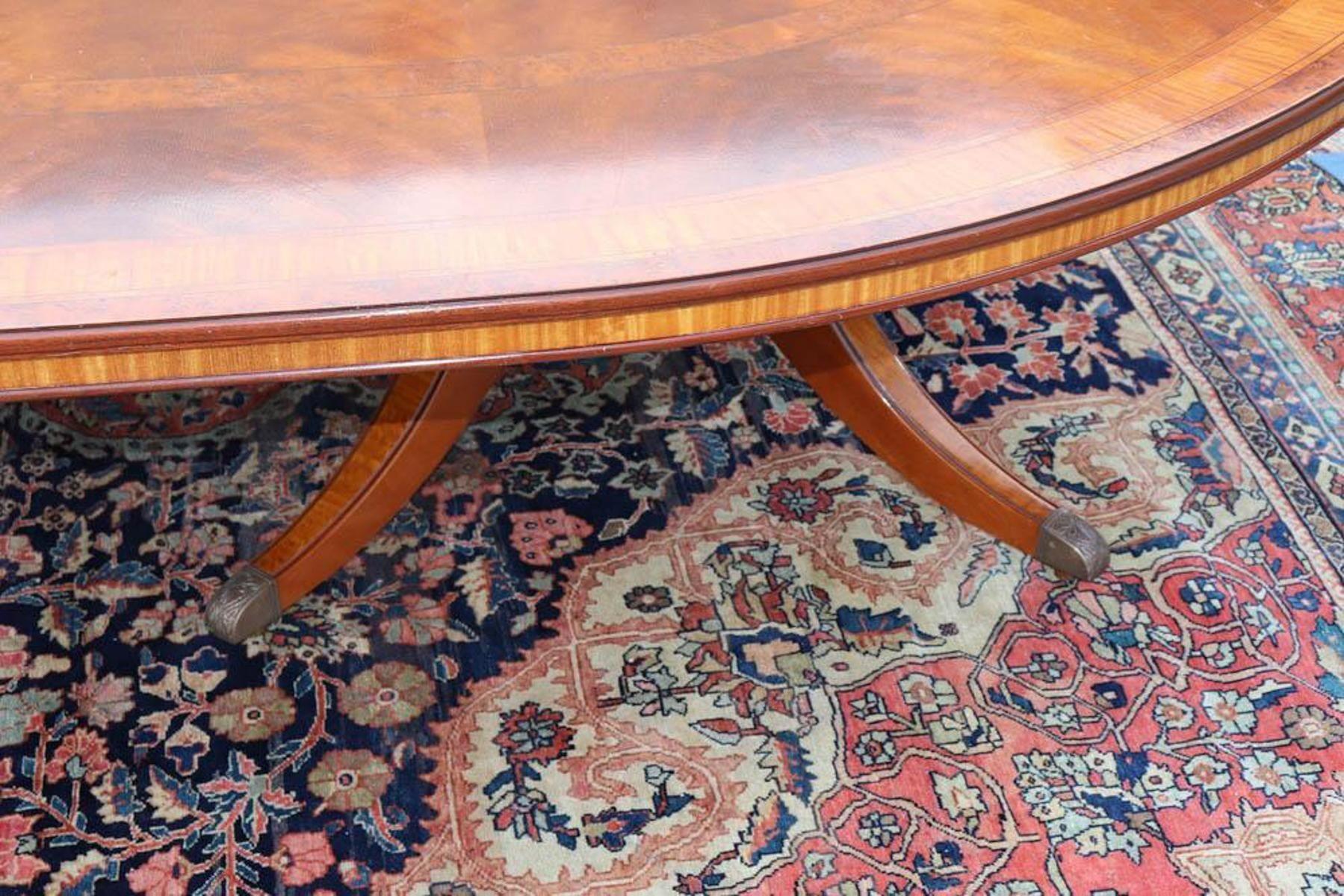 Acajou Table de salle à manger à rallonge en acajou et bois satiné de style Régence anglaise en vente