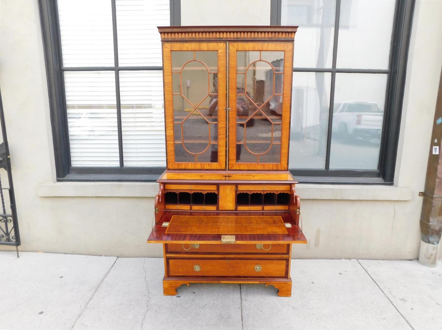 Intagliato a mano Segretaria inglese Chippendale in mogano e legno satinato con libreria C.C. 1780 in vendita