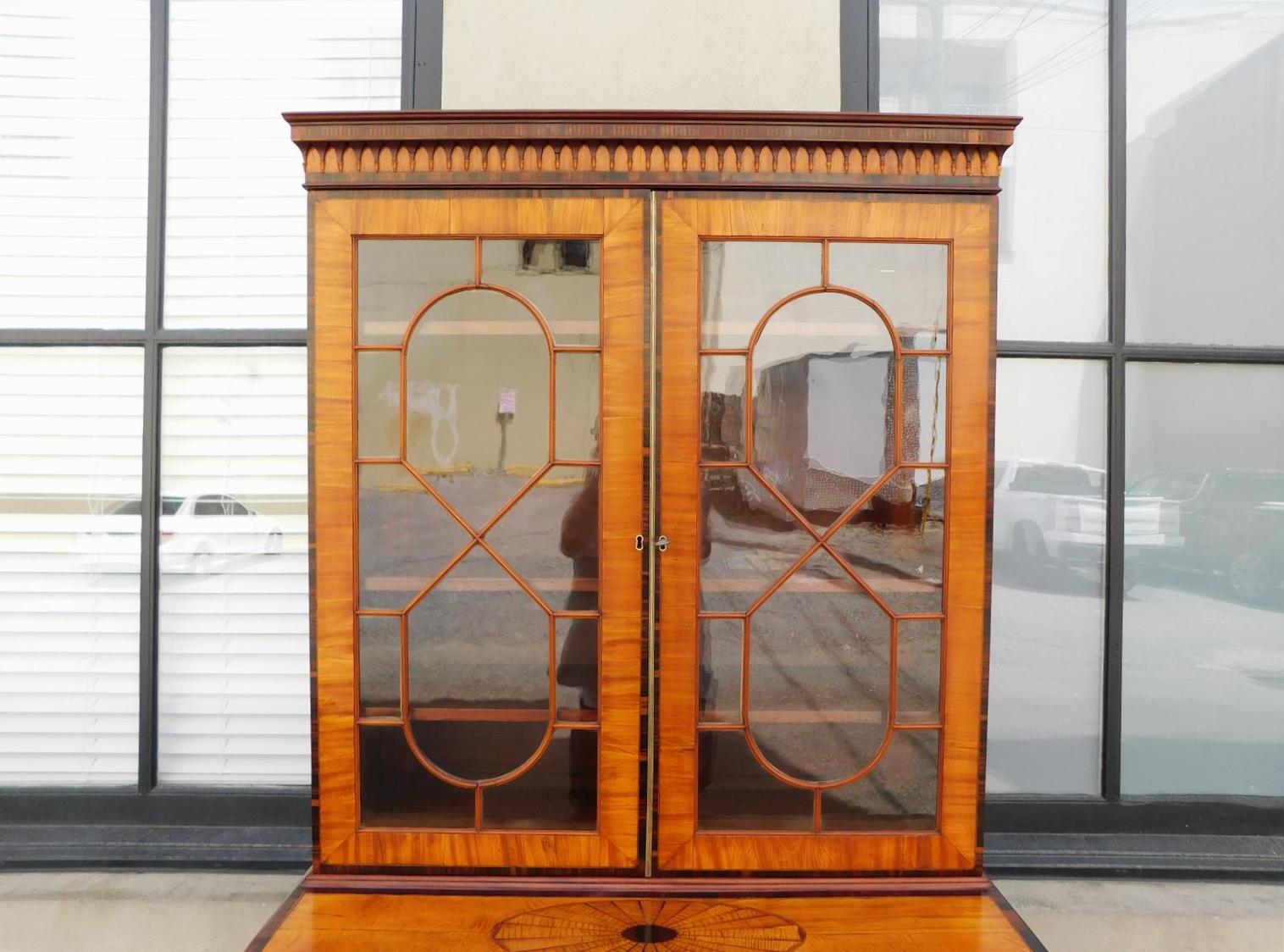 Segretaria inglese Chippendale in mogano e legno satinato con libreria C.C. 1780 In condizioni ottime in vendita a Charleston, SC