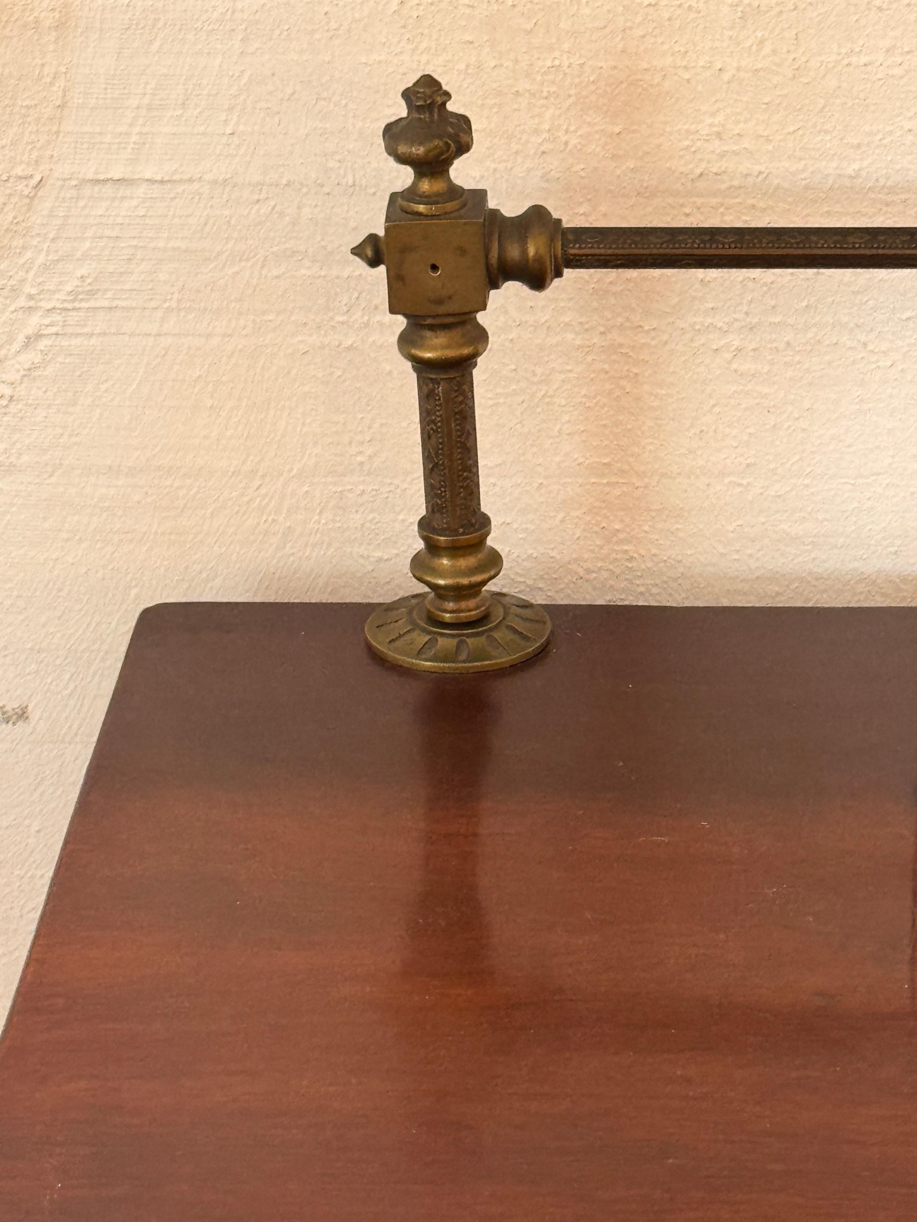 Server inglese Regency in mogano con galleria d'ottone in vendita 4