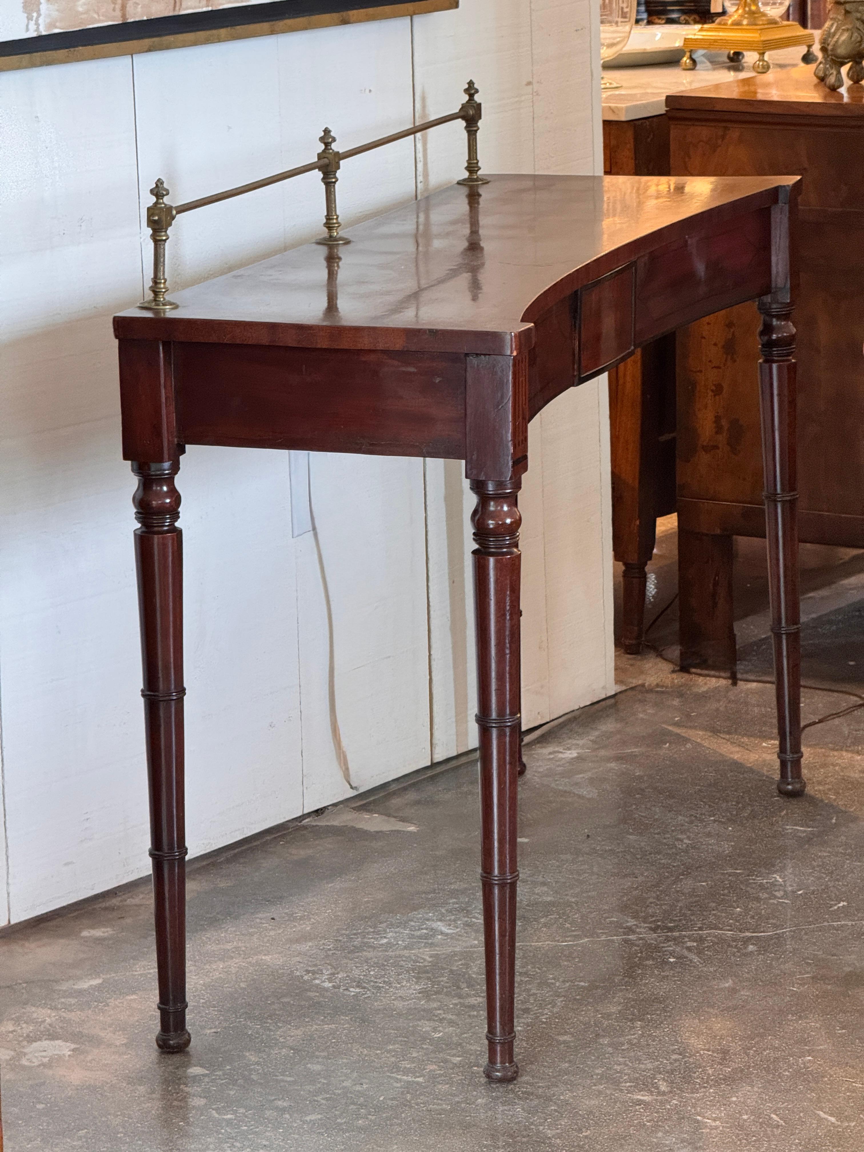 Server inglese Regency in mogano con galleria d'ottone in vendita 5