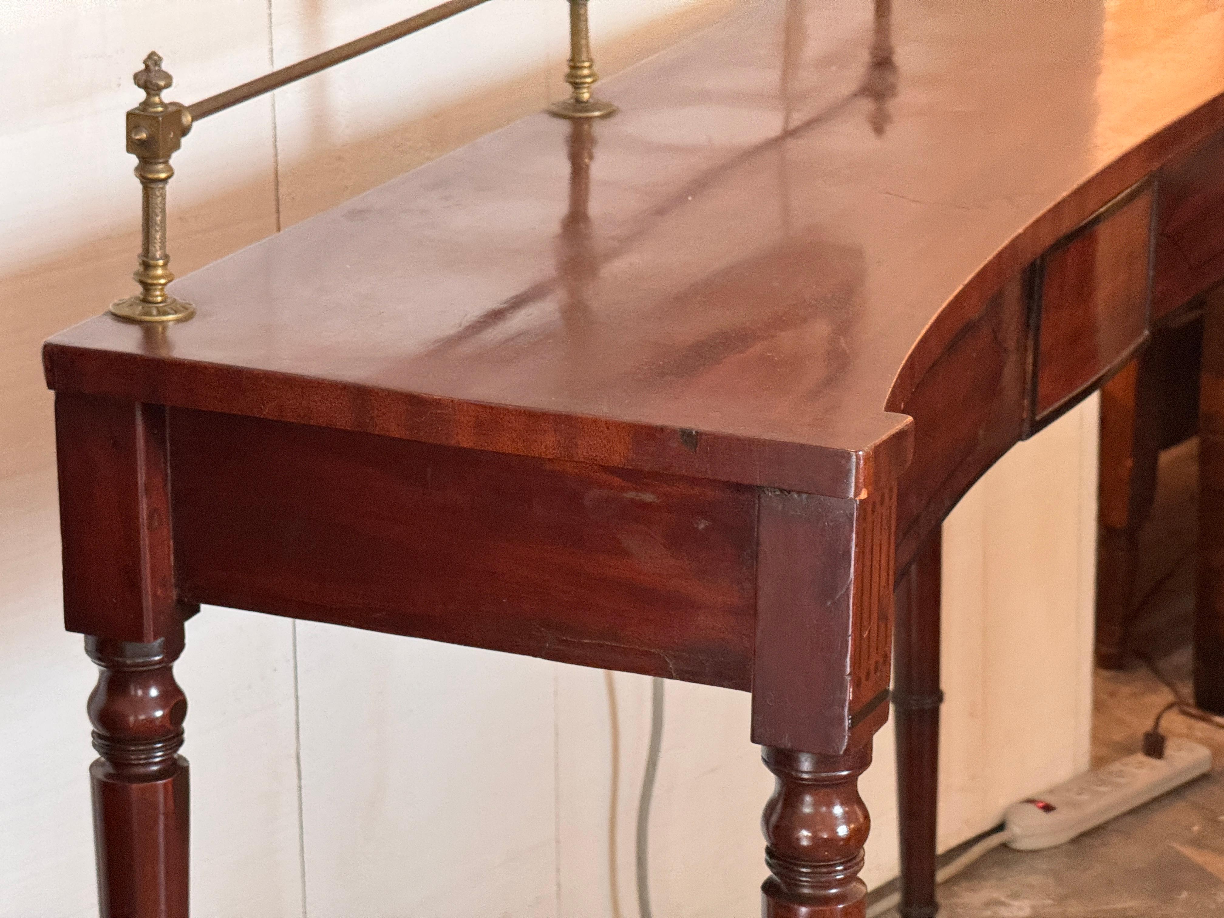 Server inglese Regency in mogano con galleria d'ottone in vendita 6