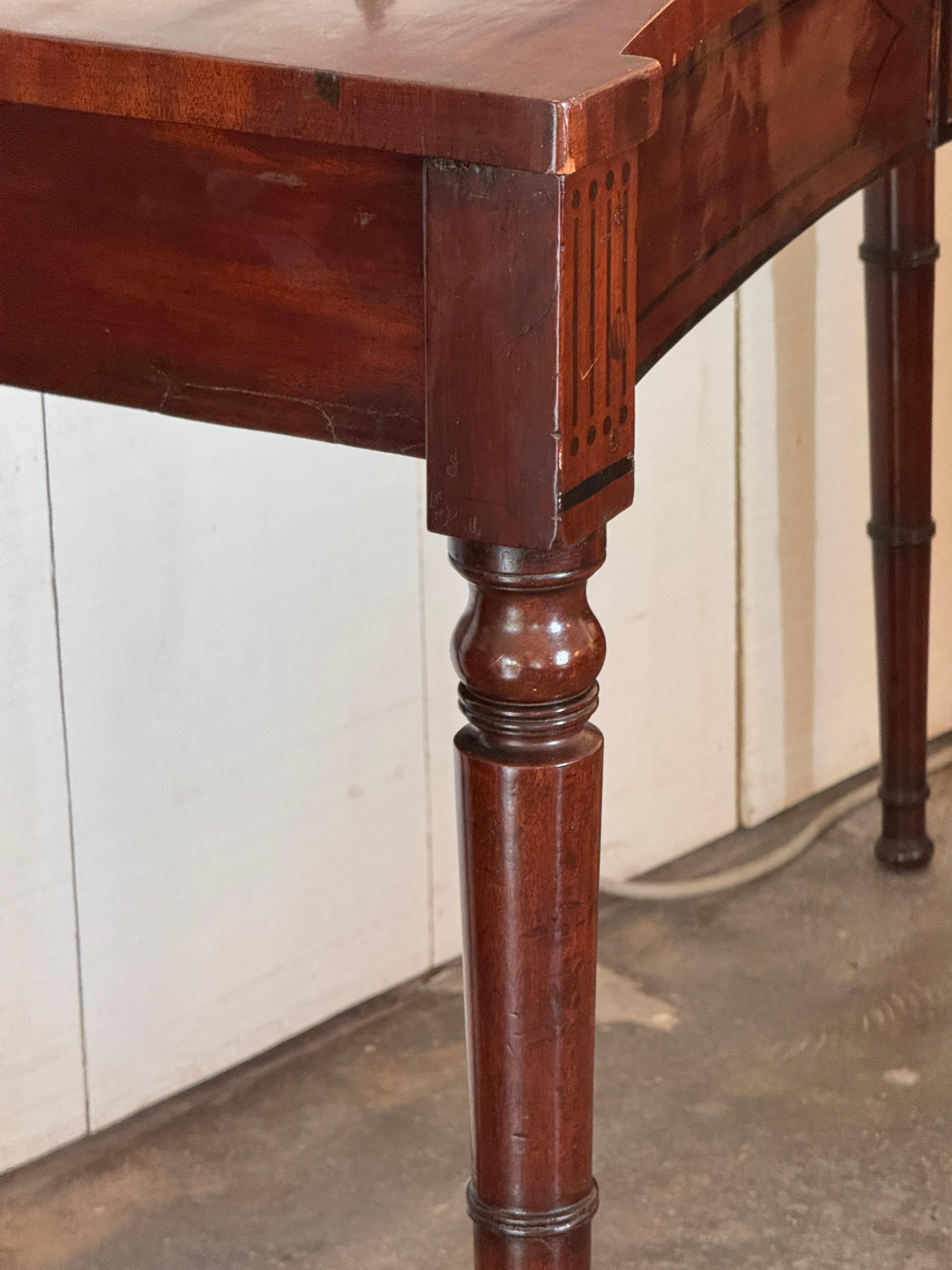 Server inglese Regency in mogano con galleria d'ottone in vendita 7