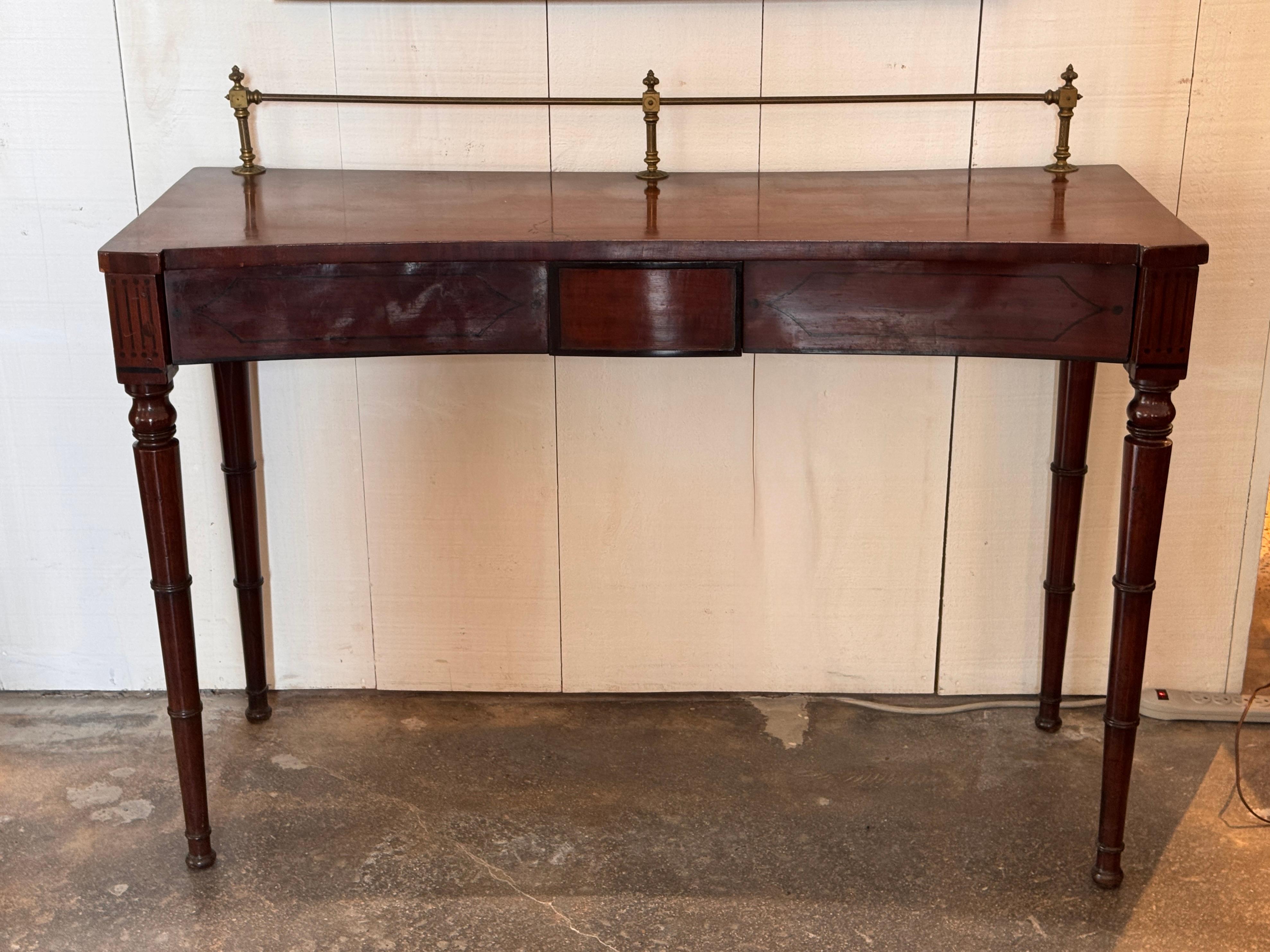 Inglese Server inglese Regency in mogano con galleria d'ottone in vendita