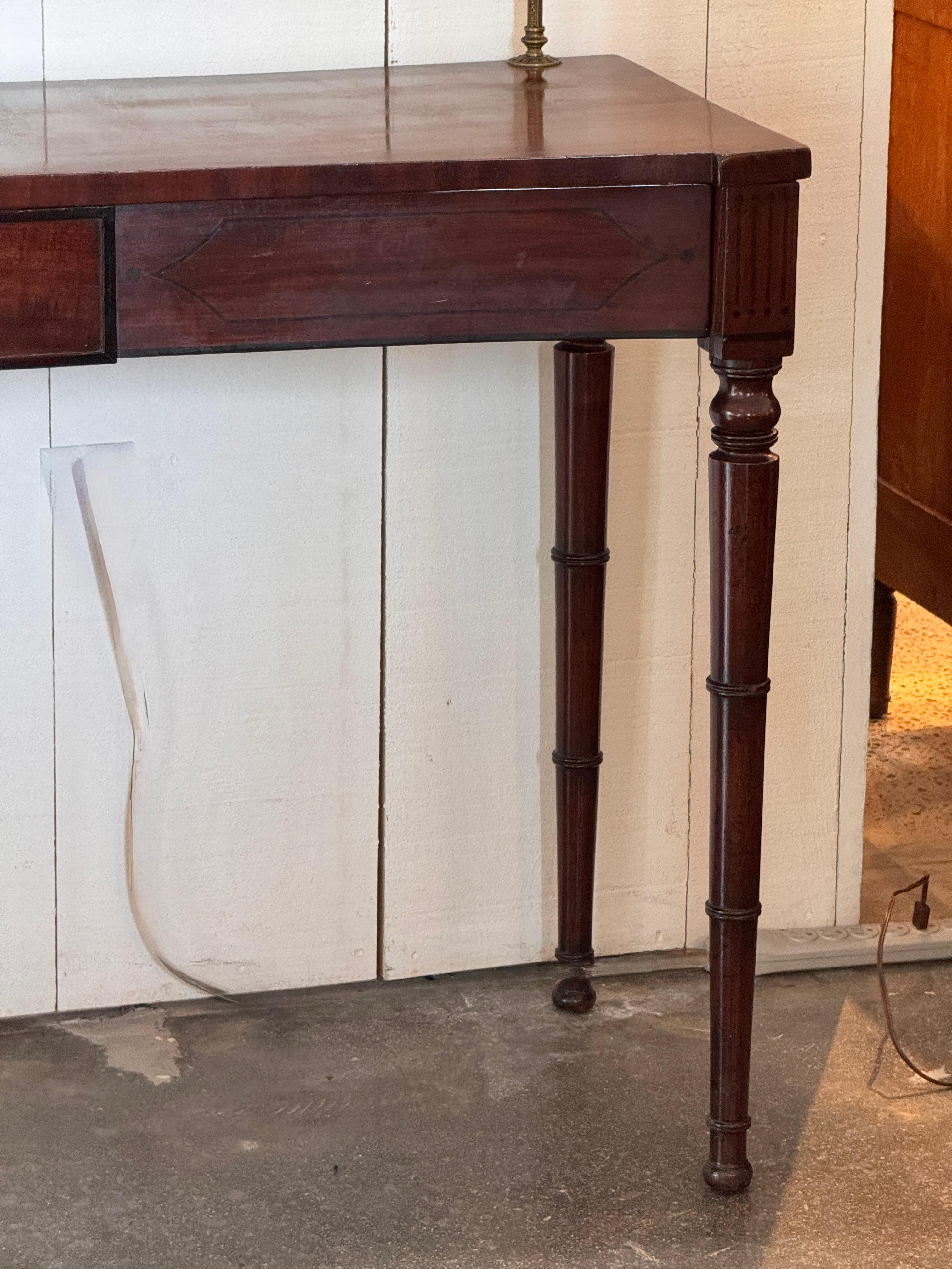 Server inglese Regency in mogano con galleria d'ottone In condizioni buone in vendita a Charlottesville, VA