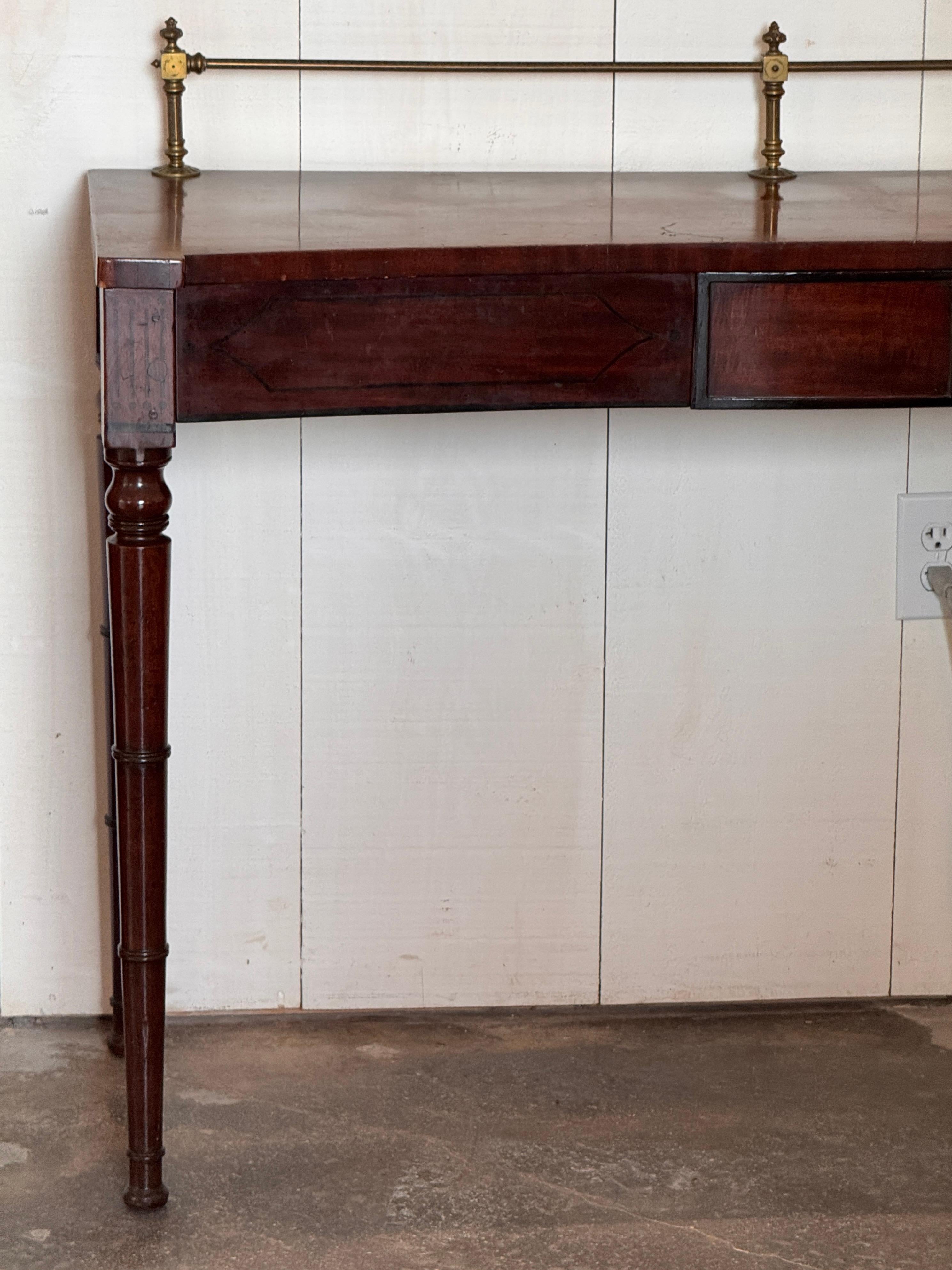 XIX secolo Server inglese Regency in mogano con galleria d'ottone in vendita