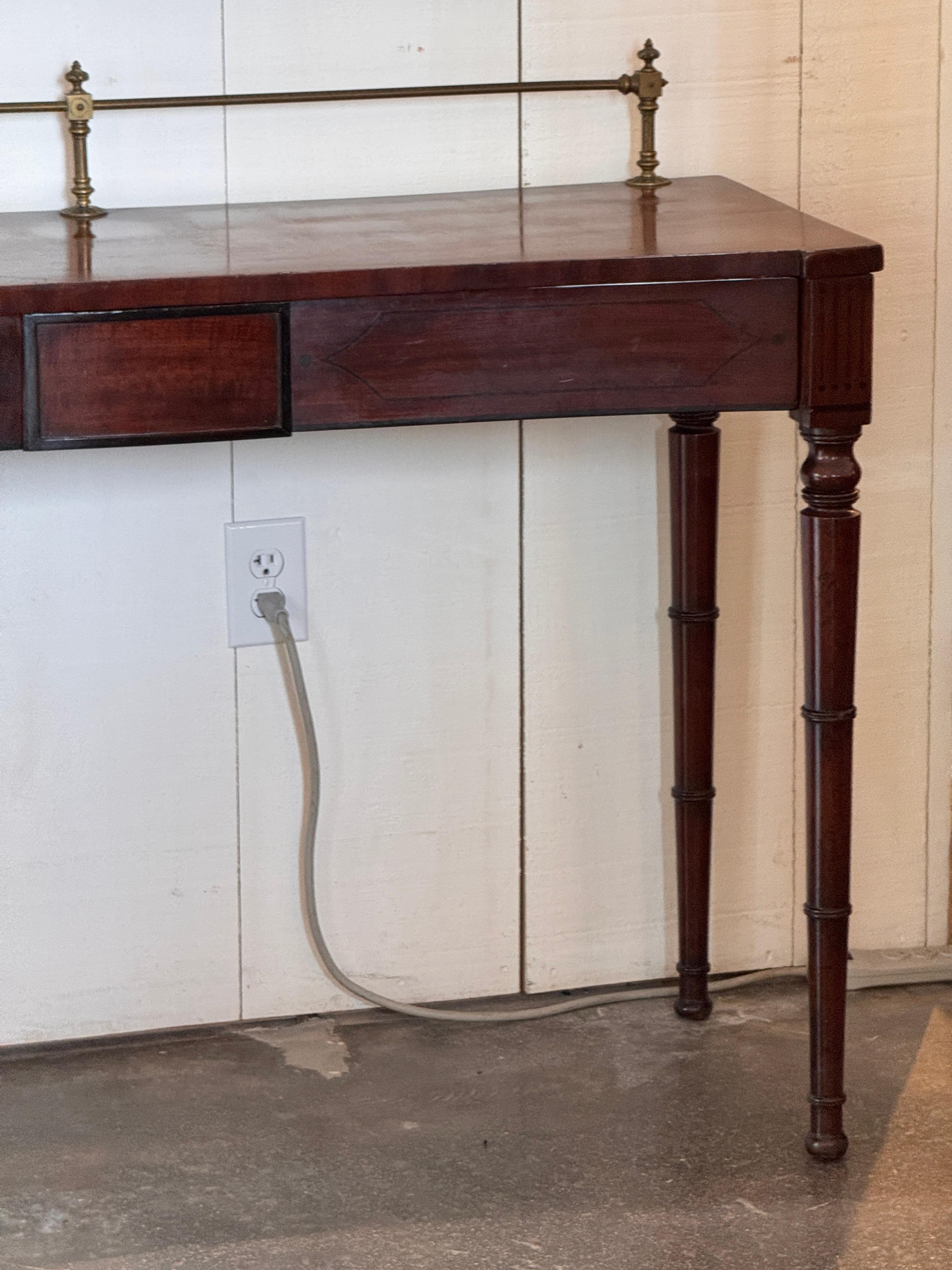 Ottone Server inglese Regency in mogano con galleria d'ottone in vendita